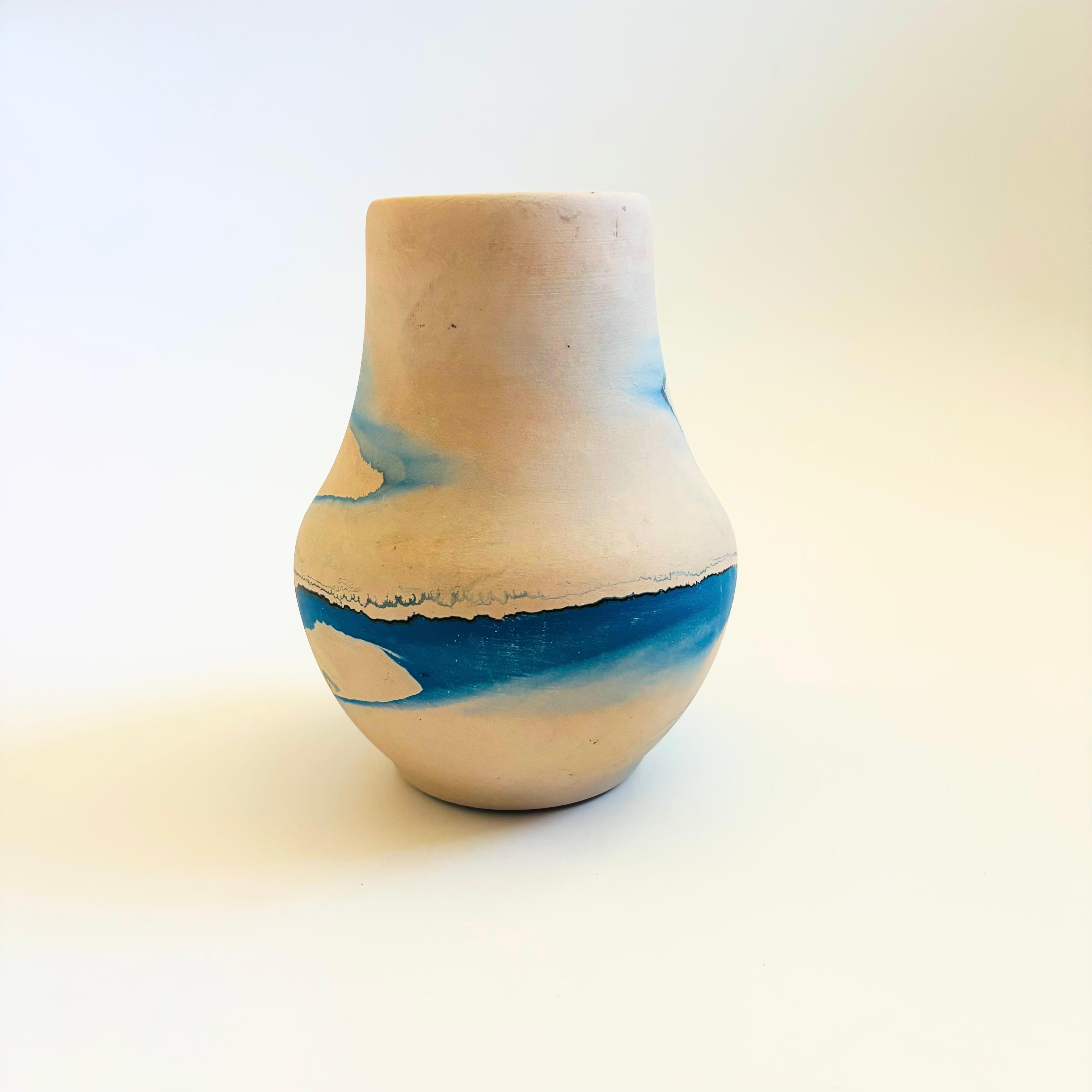 Vaso di ceramica Nemadji - Vortici blu In condizioni buone in vendita a Fairfield, CA