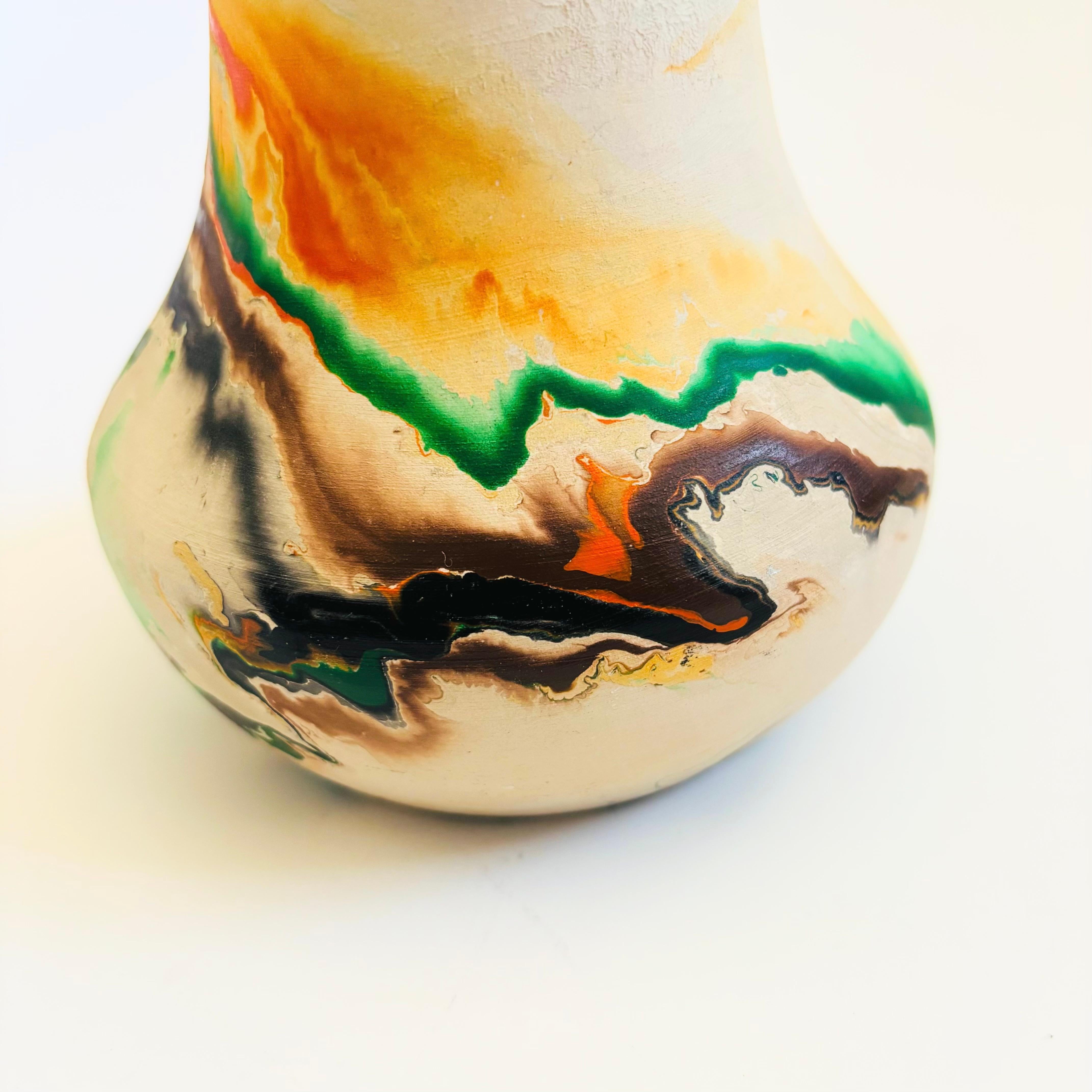 Vaso in ceramica Nemadji - Girelle arancioni e verdi In condizioni buone in vendita a Fairfield, CA