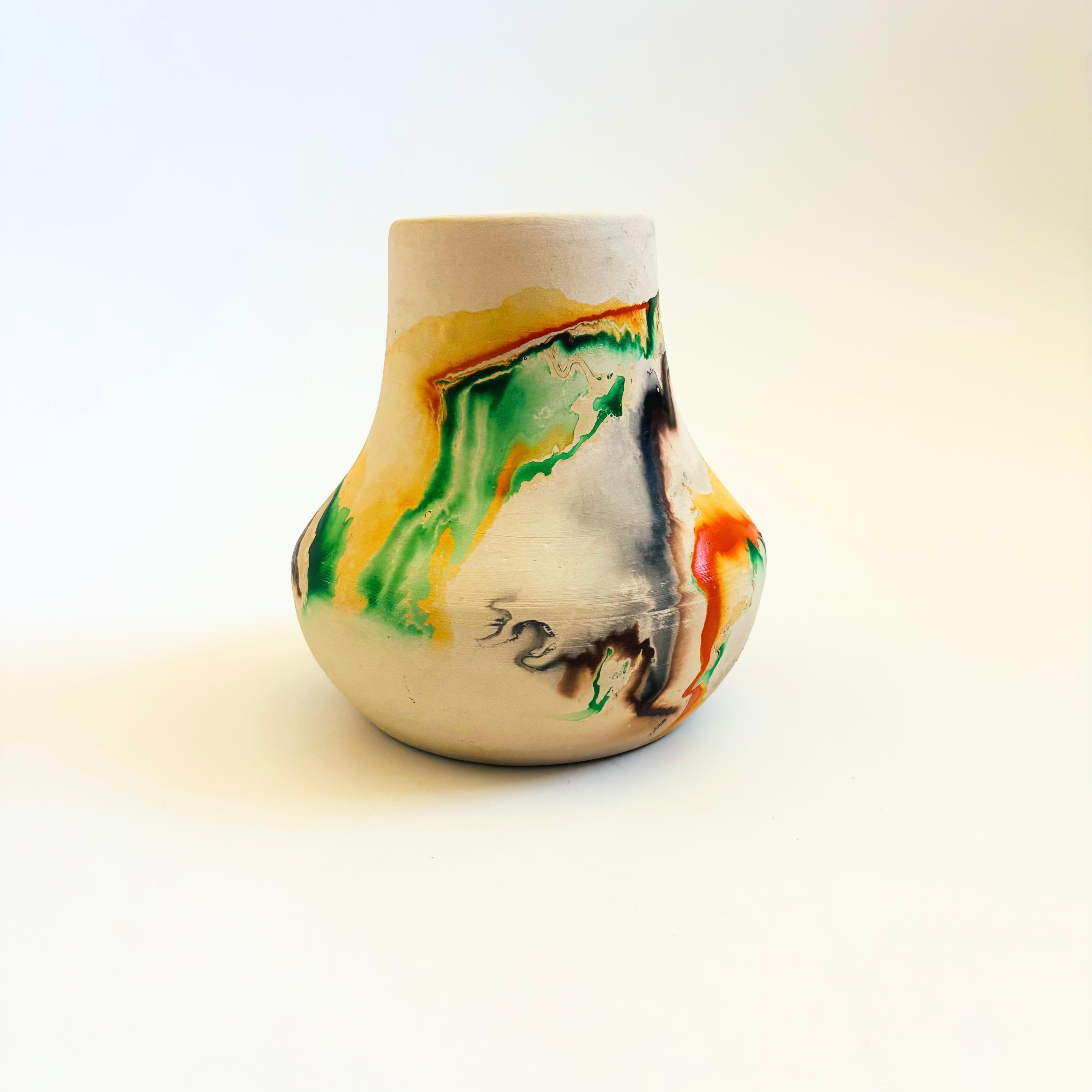 XX secolo Vaso in ceramica Nemadji - Girelle arancioni e verdi in vendita