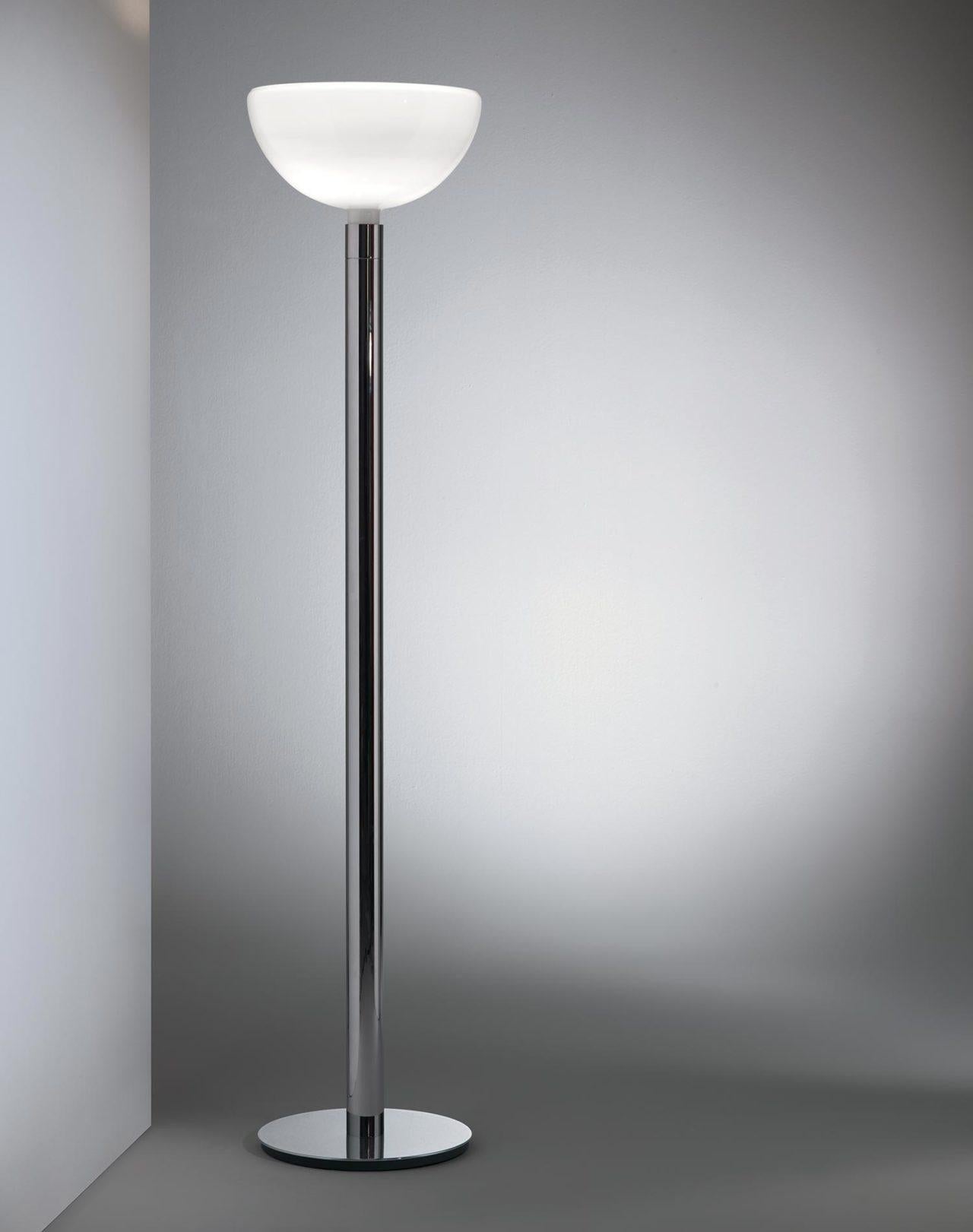 Lampada da terra con struttura cromata. Diffusore in vetro bianco opalino per la versione AM2C e in metallo cromato, nero cromato o bianco per la versione AM2Z. Distribuzione del fascio luminoso a monte, dimmer sul cavo.

Informazioni