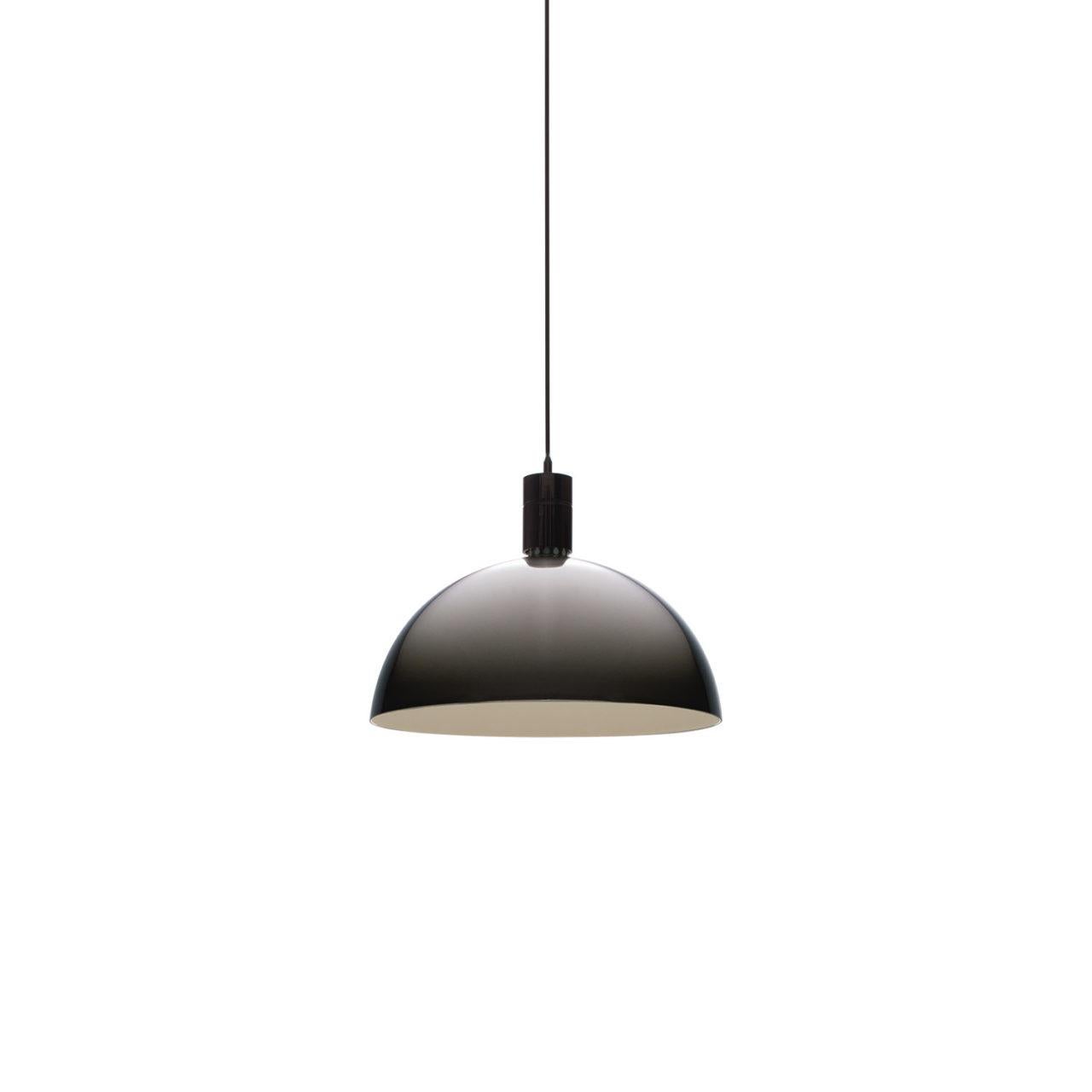 Lampade a sospensione con parti metalliche a vista e diffusore cromato. Fascio di luce a diluvio. AM4Z: braccio girevole e snodato cromato in profilo d'acciaio, con morsetto per regolare la lunghezza del cavo.

Informazioni aggiuntive:
Materiale: