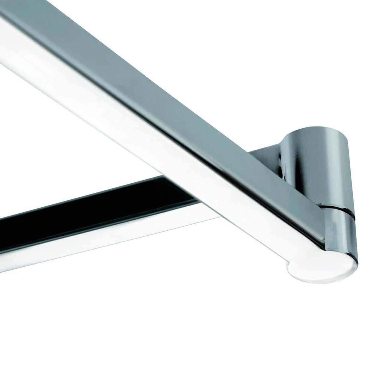 Lampade a sospensione con parti in metallo cromato a vista. Diffusore a forma di coppa, in vetro bianco opalino. Distribuzione del fascio luminoso Flood. AS41C: braccio girevole e snodato cromato in profilo d'acciaio, con morsetto per regolare la