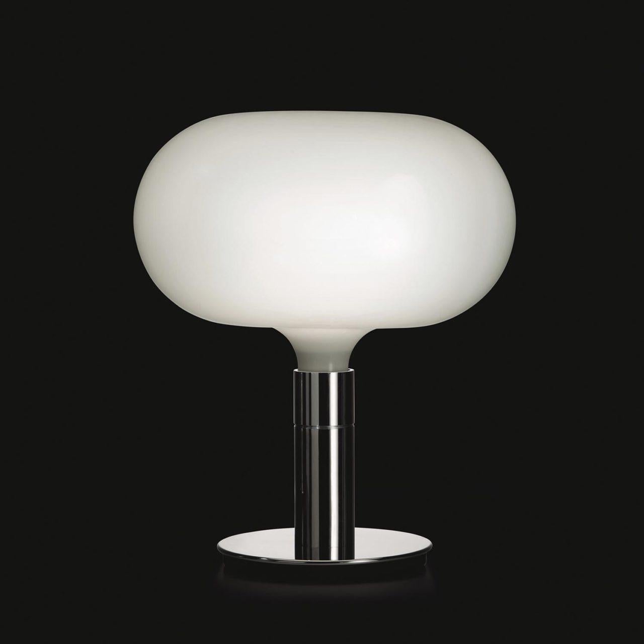 Tischleuchte mit verchromter Metallstruktur. Zwiebelförmiger Diffusor, aus opalweißem Glas. Flutlichtverteilung, Dimmer am Kabel.

Zusätzliche Informationen:
MATERIAL: Metall, Glas
Farbe und Ausführung: Chrom/Glas
Entwurfsjahr: 1969
Glühbirne