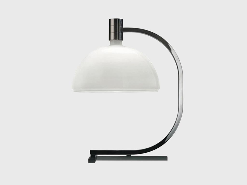 Tischleuchte mit Struktur aus verchromtem oder schwarz verchromtem Metall. Becherförmiger Diffusor, aus opalweißem Glas. Flutlichtverteilung, Dimmer am Kabel.

Zusätzliche Informationen:
MATERIAL: Metall, Glas
Farbe und Ausführung: