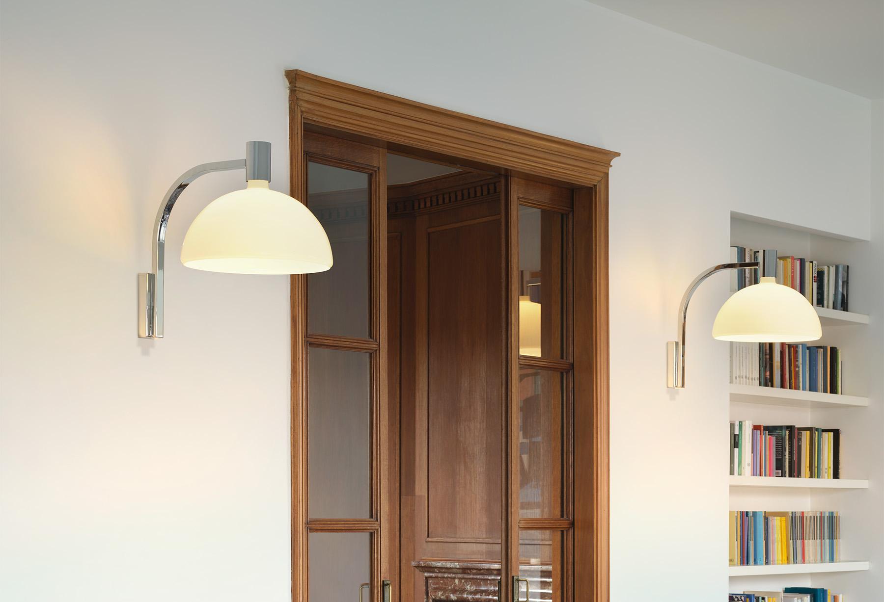 Die Version mit Applikationen ist aus dem gleichen modularen Konzept der Kollektion AS43C entstanden und zeichnet sich durch den verchromten Metallarm aus, der den roten Faden der Kollektion darstellt. Die starke Präsenz dieser Applikation