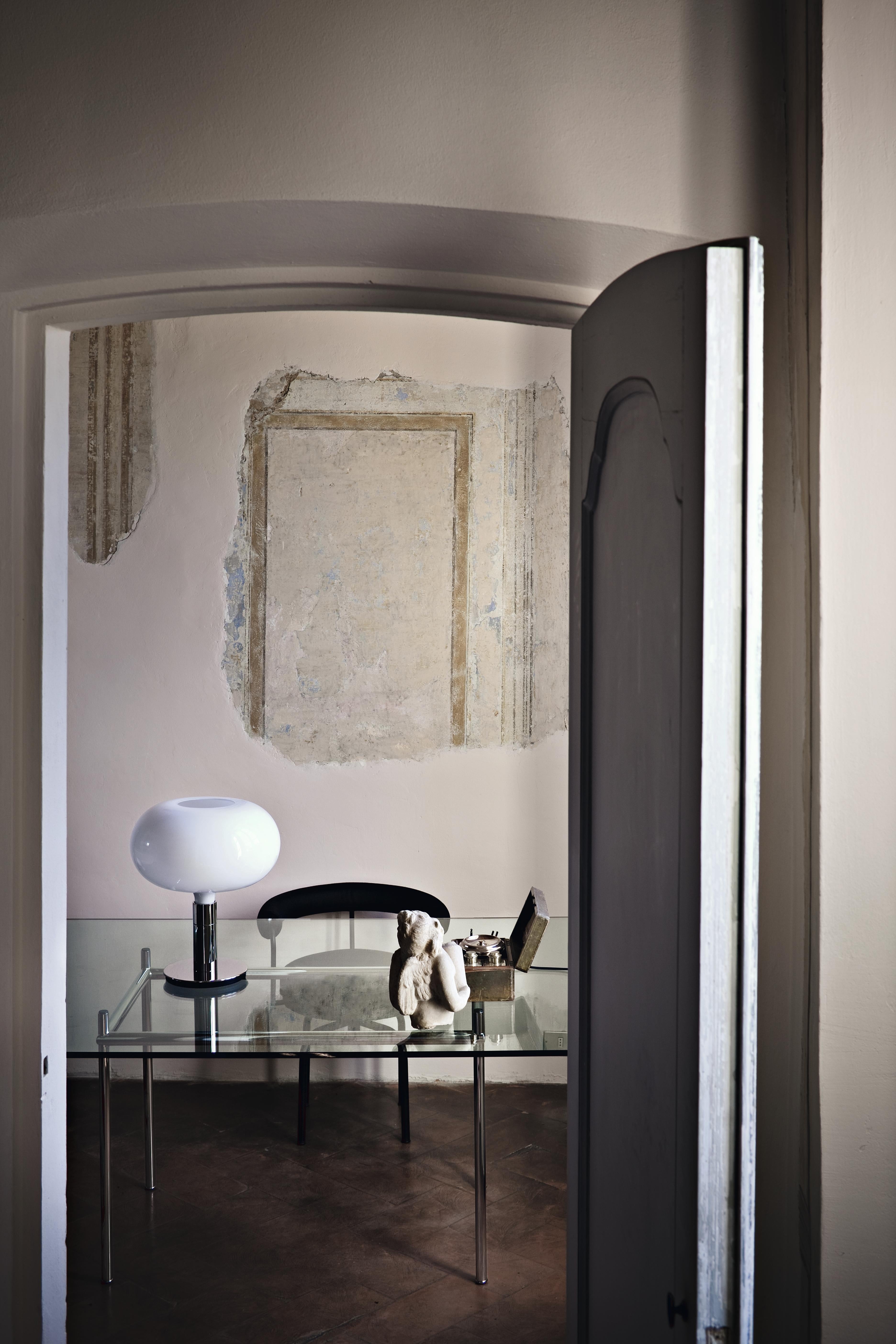 Lámpara de mesa Nemo Am1n Diseñada por F.Albini, F.Helg, a.Piva, M.Albini en Nuevo estado para la venta en New York, NY