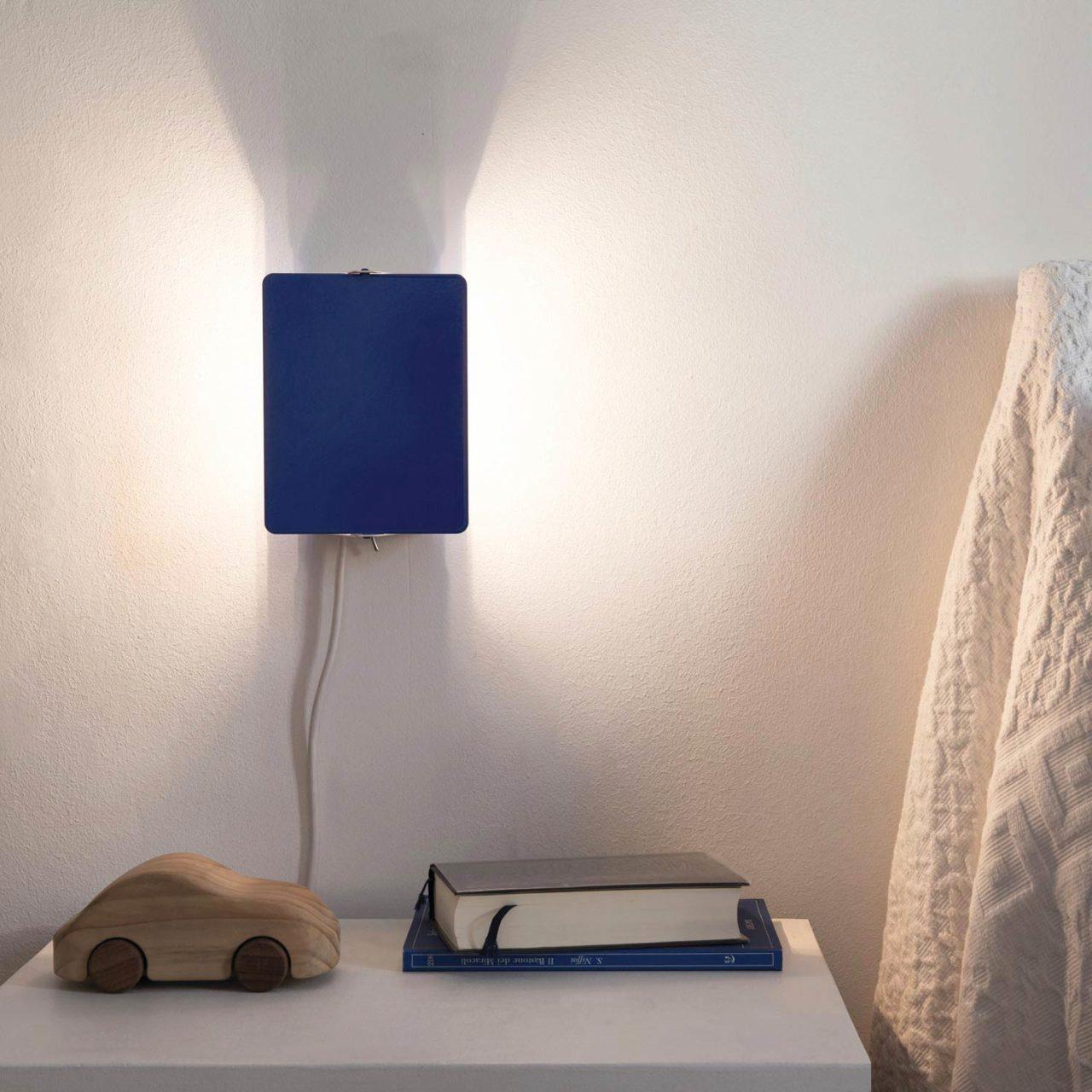 Nemo Applique à Volet Pivotant Wand Scone E12 Blau lackiert (21. Jahrhundert und zeitgenössisch) im Angebot