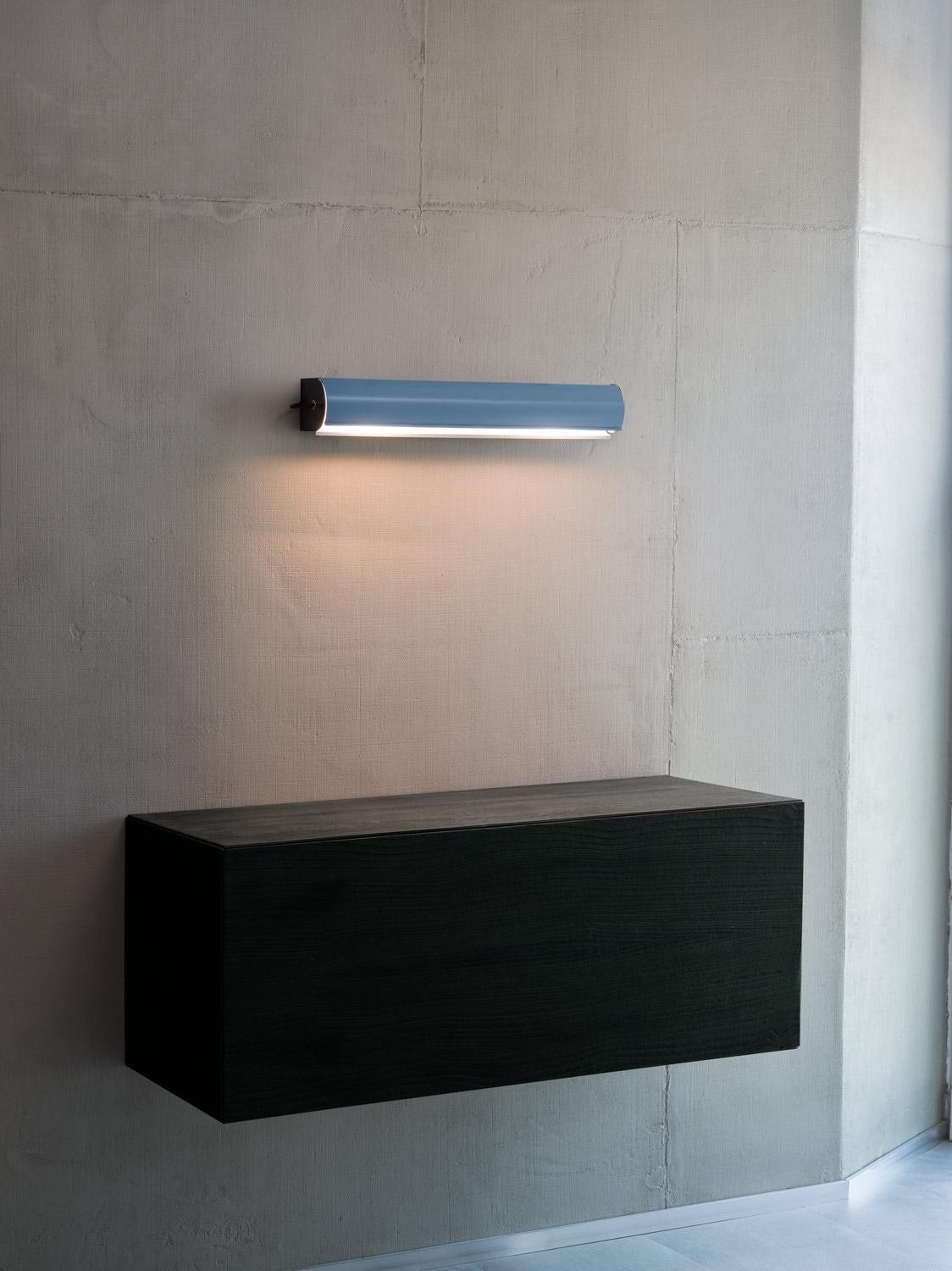 Nemo-Applikation Zylindrisch  Longue Wall Scone in Hellblau (Metall) im Angebot