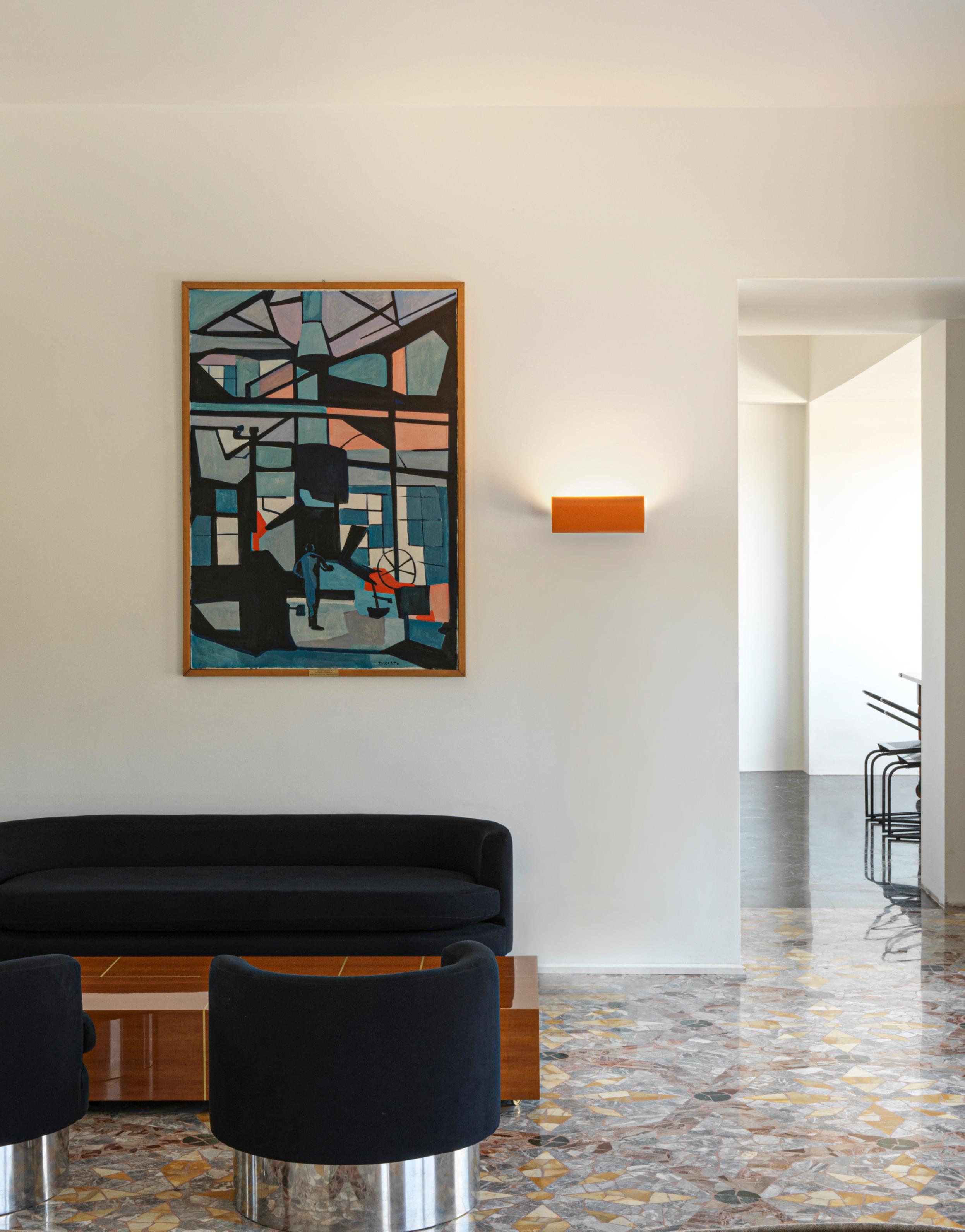 1949 entwirft Le Corbusier die Applique d'entrée des appartments, eine Wandleuchte aus gebogenem Blech, um die Eingänge der Unité d'Habitation in Marseille zu beleuchten, der Wohneinheit, die in ihrer architektonischen und städtebaulichen Konzeption
