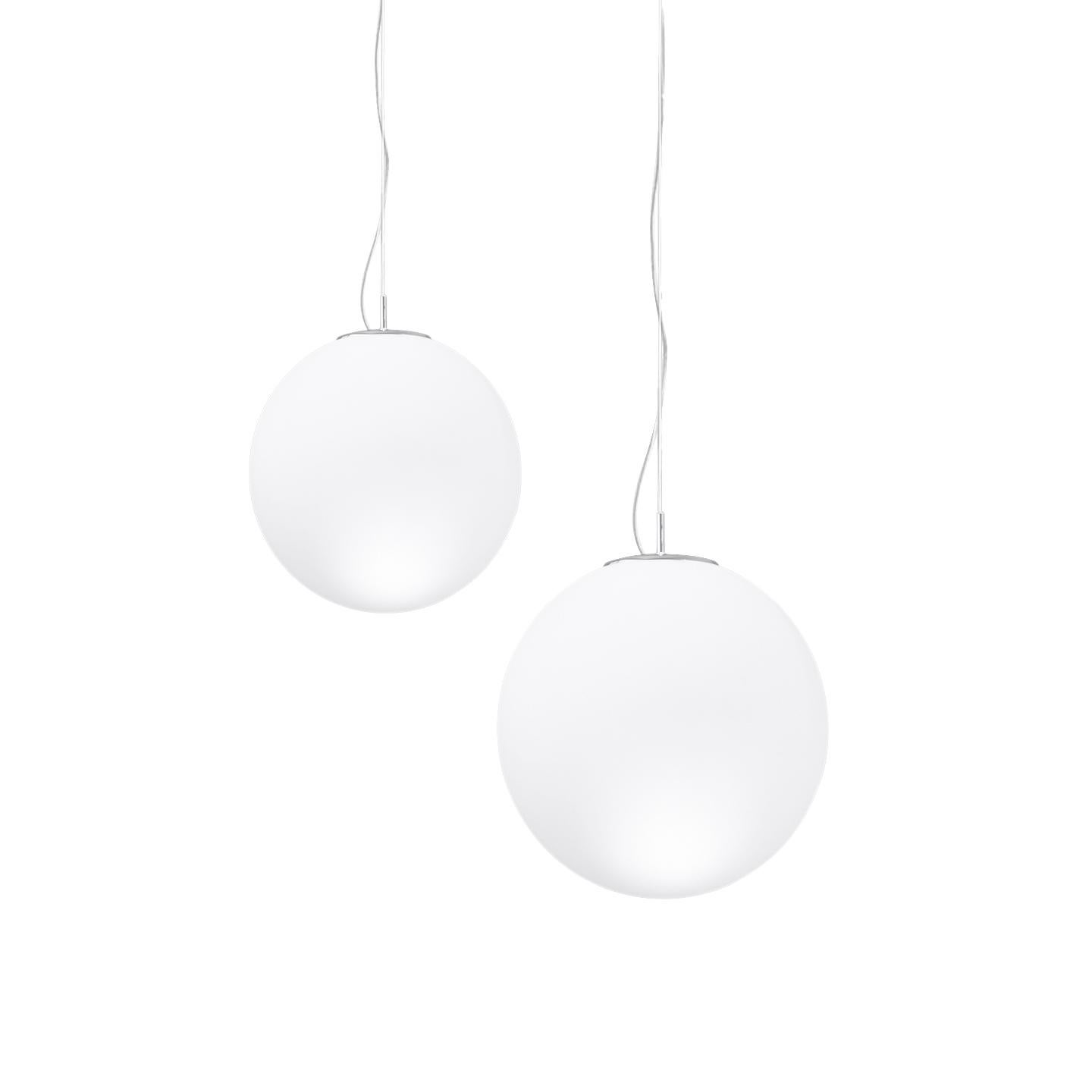 Lámpara colgante de vidrio soplado triplex, blanco opal mate. Piezas metálicas cromadas o pintadas en blanco. 

Más información:
Material: Vidrio,Metal 
Color y acabado: Embellecedor cromado 
Cantidad de bombillas: 1 
Potencia: 100 W 
Tensión: 120 V