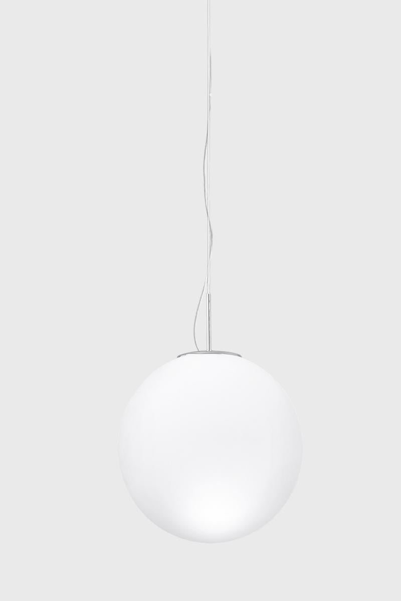 Lámpara colgante de vidrio soplado triplex, blanco opal mate. Piezas metálicas cromadas o pintadas en blanco. 

Más información:
Material: Vidrio,Metal 
Color y acabado: Embellecedor cromado 
Cantidad de bombillas: 1 
Potencia: 150 W 
Tensión: 120 V