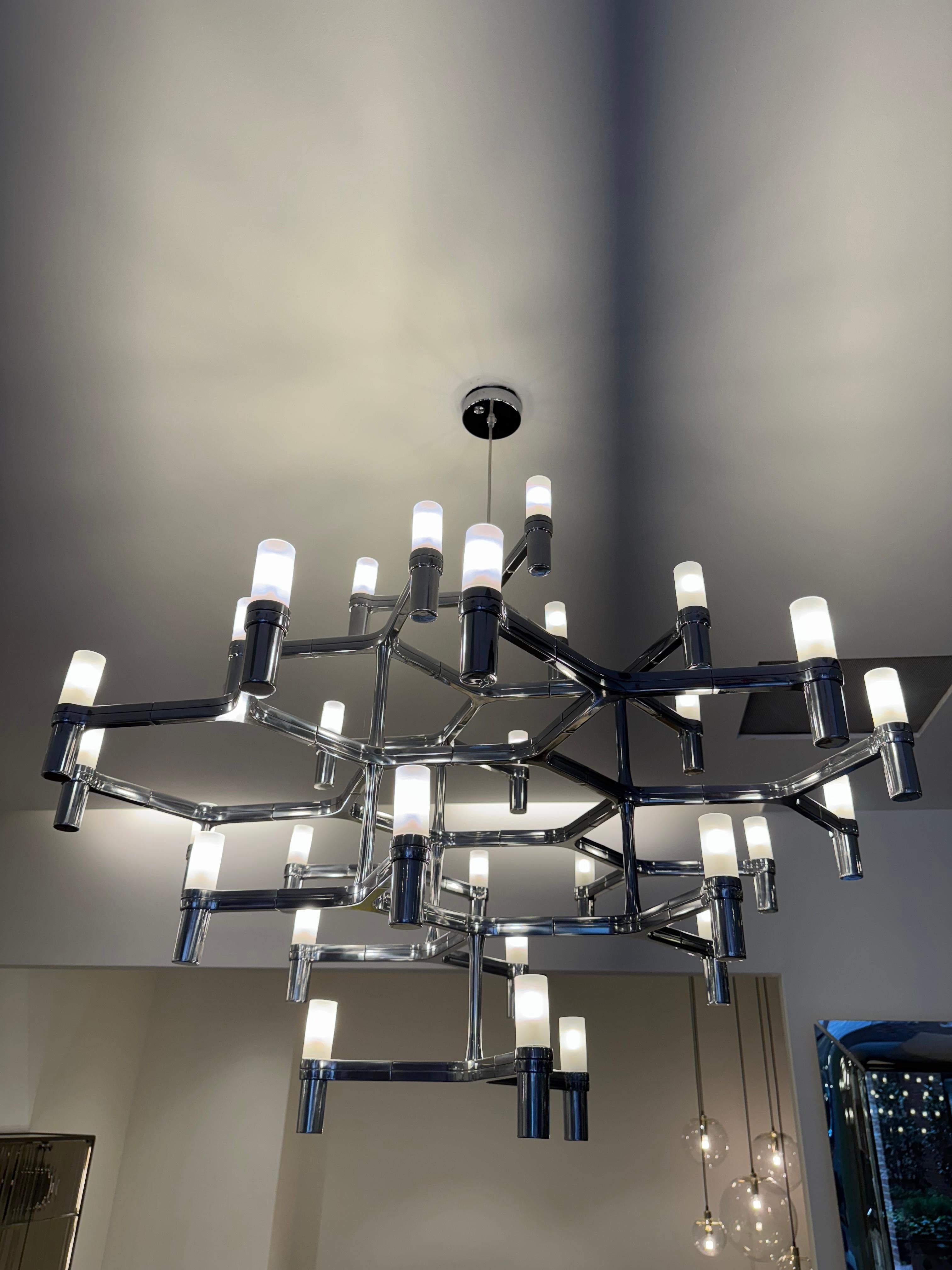 LED G9 QT-14
finitura: lucida

Il lampadario Crown Major di Nemo �è un'interpretazione moderna di un lampadario tradizionale. Disponibile in diverse finiture, il lampadario è sormontato da diffusori in vetro smerigliato. L'illuminazione ambientale