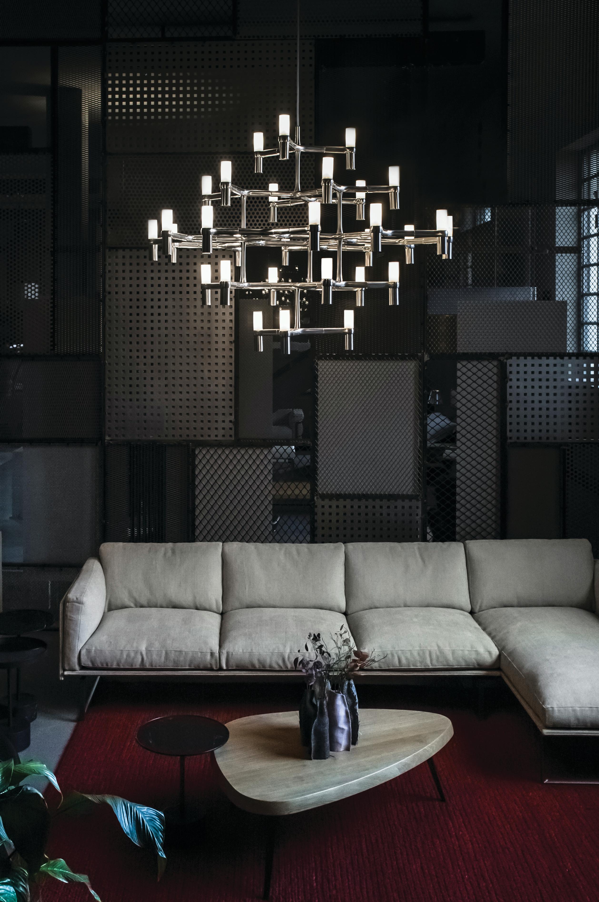 Pendant chandelier whose shape is inspired by the outline of the snow crystal. Modular lamps with a die-casted aluminum structure and sandblasted glass diffusers. Structure is available in different finishes: hand polished aluminum, glossy gold