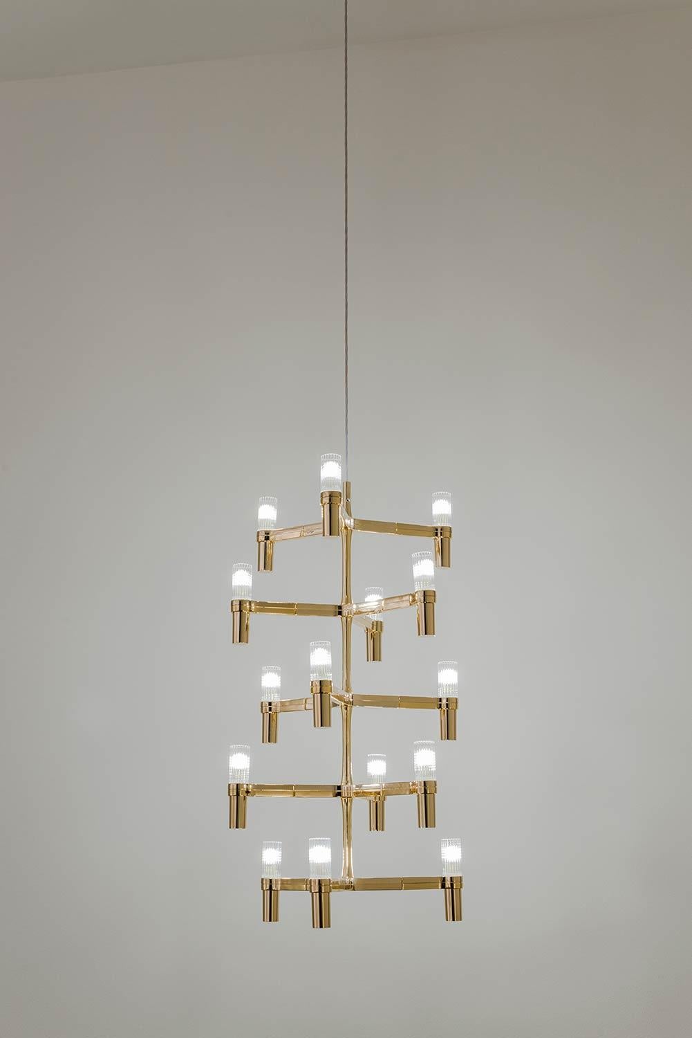 Lampadario a sospensione la cui forma si ispira al profilo del cristallo di neve. Lampade modulari con struttura in alluminio pressofuso e diffusori in vetro sabbiato. La struttura è disponibile in diverse finiture: alluminio lucidato a mano,