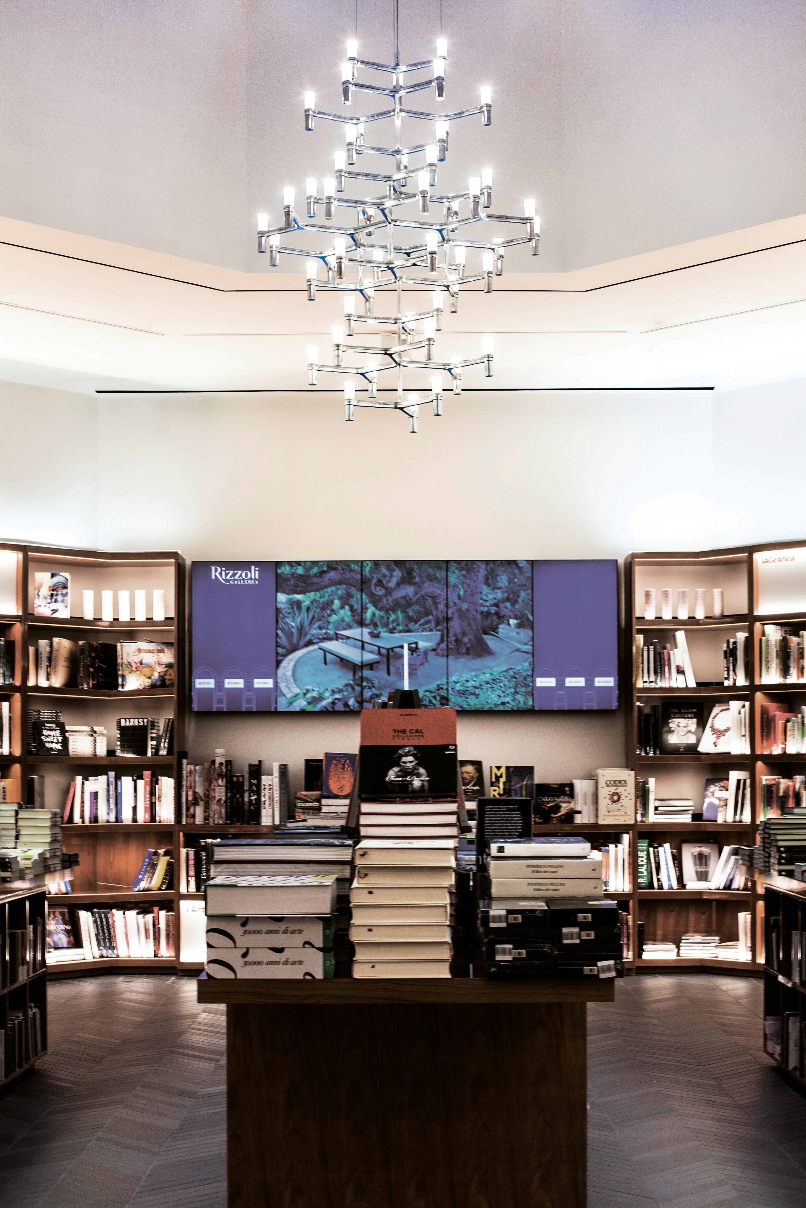 Lampadario a sospensione la cui forma si ispira al profilo del cristallo di neve. Lampade modulari con struttura in alluminio pressofuso e diffusori in vetro sabbiato. La struttura è disponibile in diverse finiture: alluminio lucidato a mano,