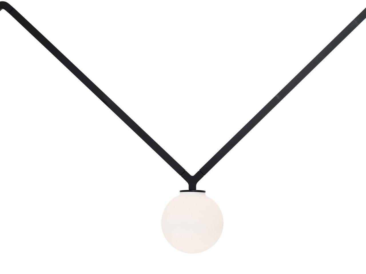 Hängelampe aus Aluminium. Besteht aus einer schlanken Struktur mit drei Lichtpunkten und Diffusoren, die je nach Version ausgewählt werden können. Erhältlich in der Spot-Version für punktuelle Beleuchtung, in der Version mit kugelförmigem Diffusor
