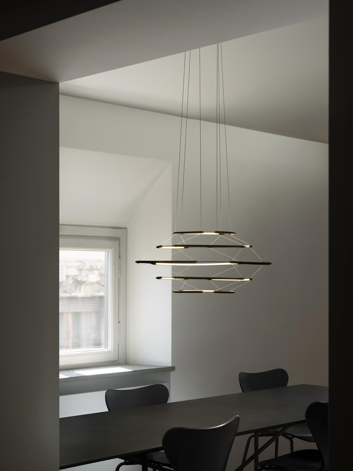Istinto e costante diligenza progettuale in una collezione che è il risultato di una sofisticata ingegneria dell'illuminazione. Un lampadario dalle linee chiare abbinato a una struttura in alluminio estremamente sottile per un'eco morbida di luce