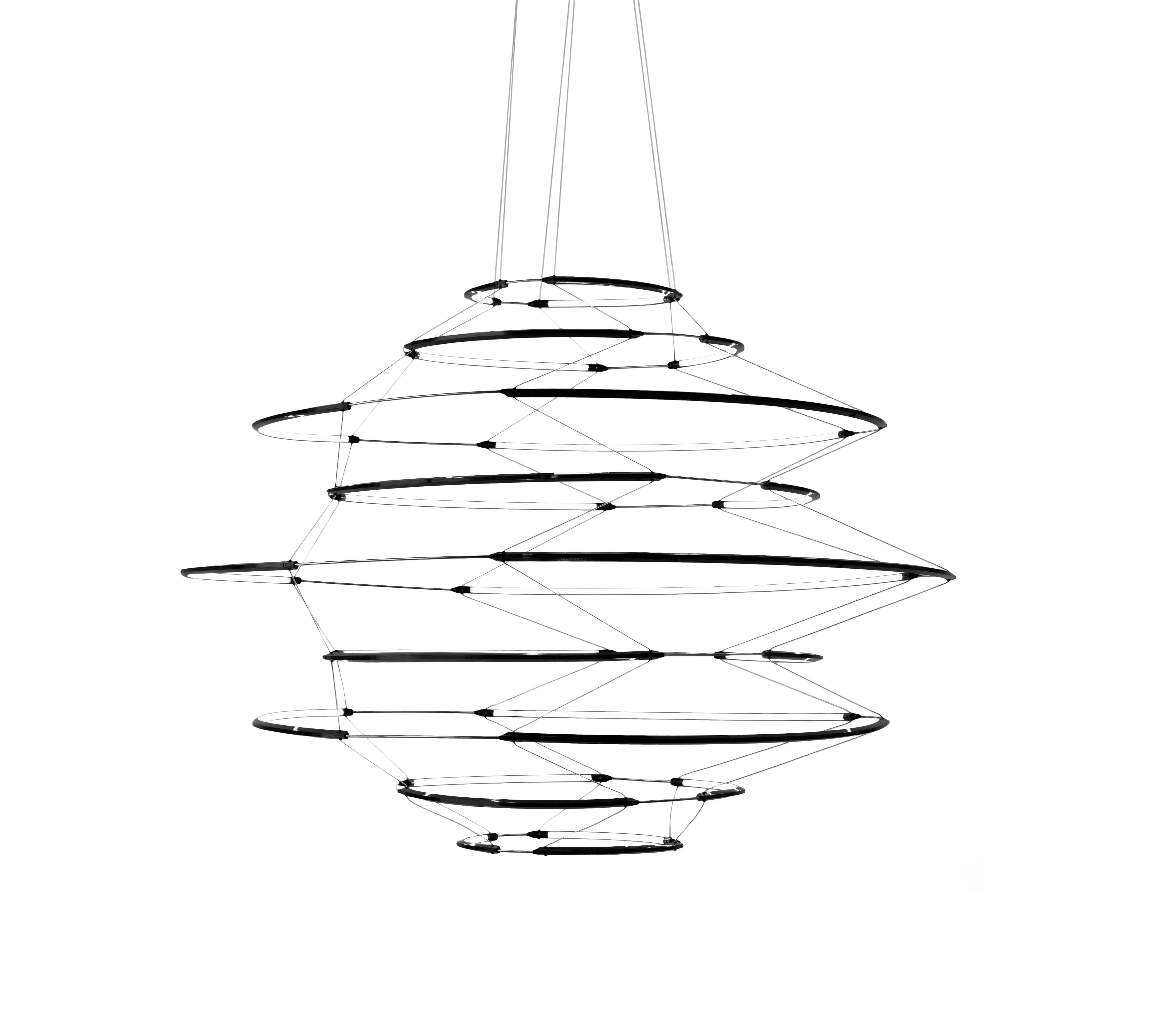 Istinto e costante diligenza progettuale in una collezione che è il risultato di una sofisticata ingegneria dell'illuminazione. Un lampadario dalle linee chiare abbinato a una struttura in alluminio estremamente sottile per un'eco morbida di luce