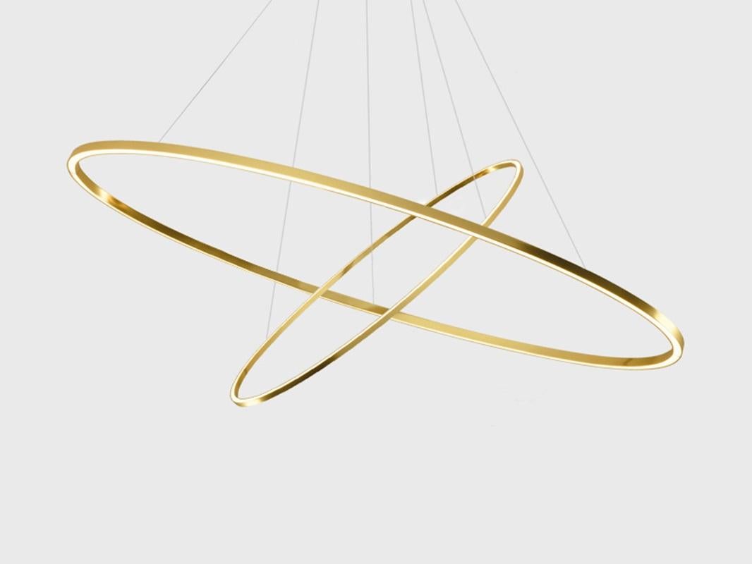 La sospensione a LED offre una luce diffusa orientabile verso l'alto e verso il basso. Realizzato in alluminio estruso in diverse finiture: laccato opaco bianco, nero o oro, oppure lucido naturale o oro. Dotato di un diffusore opalino. Le lampade