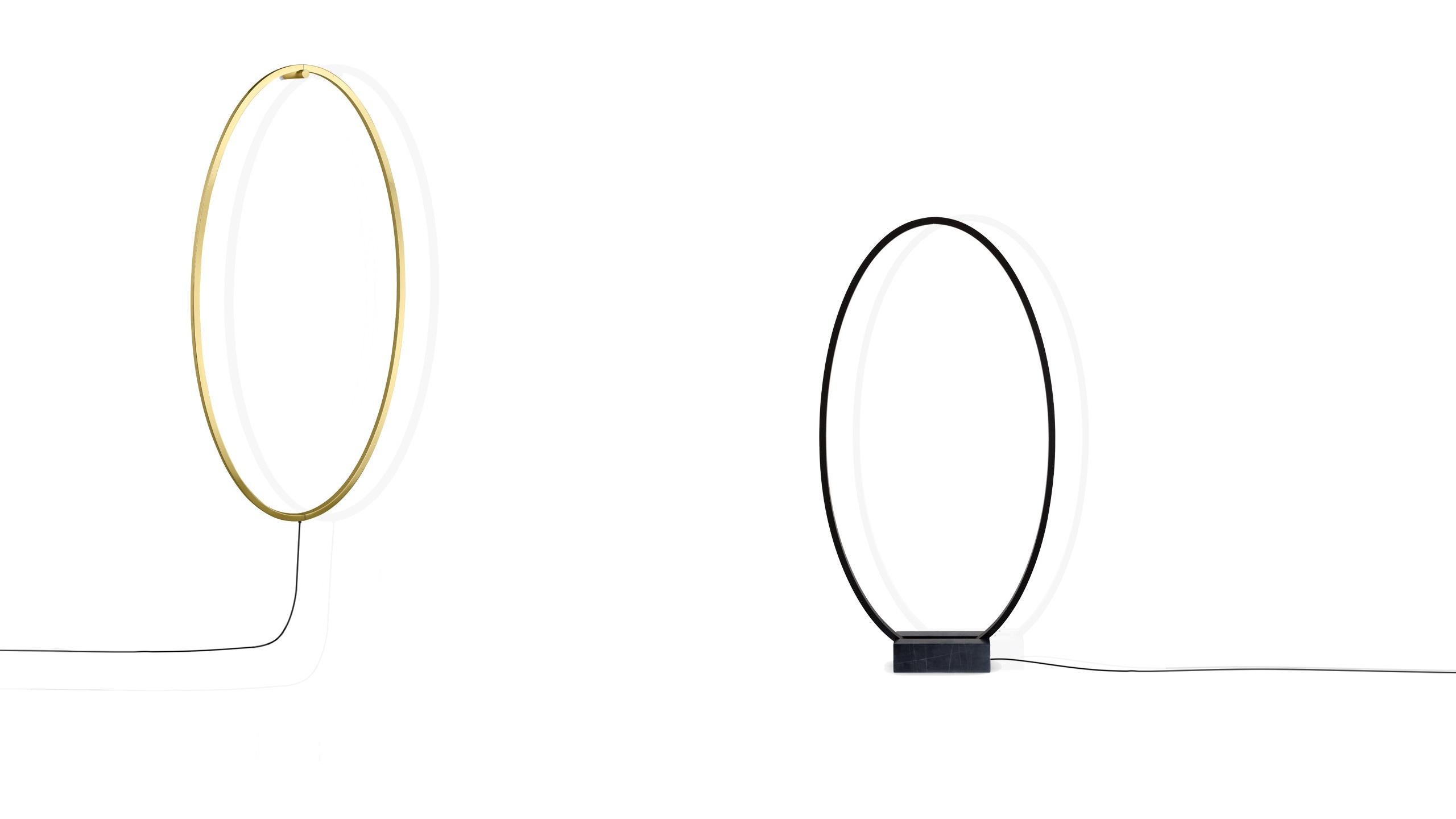 El colgante LED proporciona luz difusa orientable hacia arriba y hacia abajo. De aluminio extruido en distintos acabados: lacado mate en blanco, negro u oro, o pulido en natural u oro. Equipado con un difusor opalino. Las lámparas se fabrican