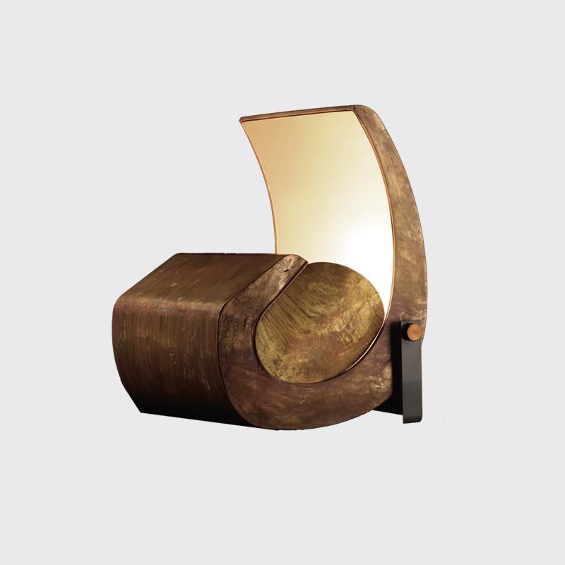 Lampada da terra scultorea, edizione limitata. Corpo in ottone fuso invecchiato. Il riflettore interno è una superficie curva in alluminio anodizzato che riflette la luce nascosta nel corpo, per un'emissione indiretta diffusa.