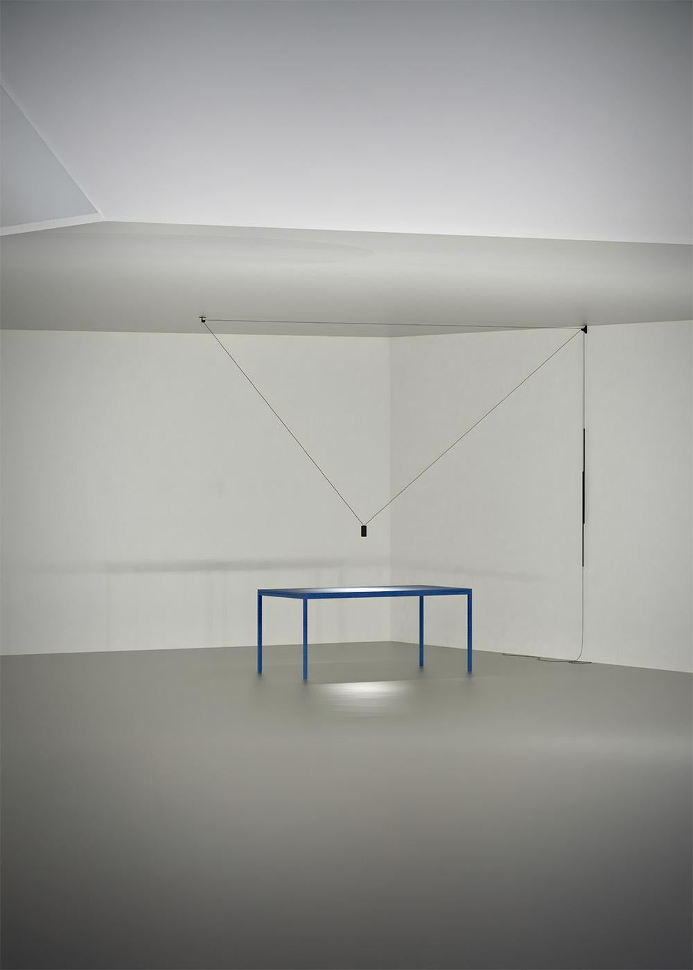 The essential and dynamic design of Halyard is inspired by the nautical world, evoking the lightness and precision of the halyards used to hoist sails. A system of ultra-thin cables, pulleys and counterweights allows smooth and precise light