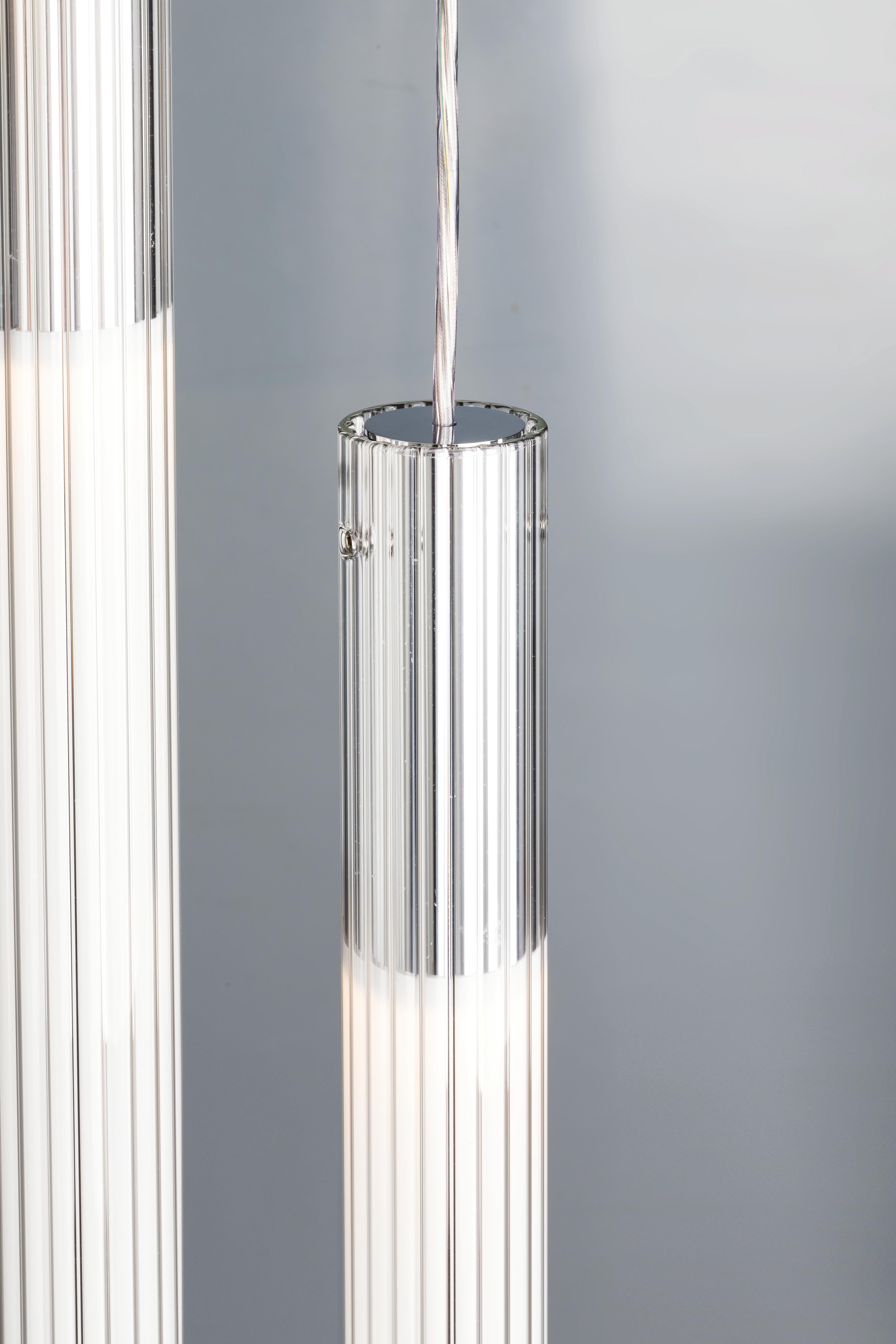 Lampade a sospensione con luce diffusa e dimmerabile. Sorgenti fluorescenti, alogene e LED, a seconda delle versioni. Struttura con diffusore interno in polimero opalino (versione LED a sospensione esclusa) e diffusore esterno in vetro a botte