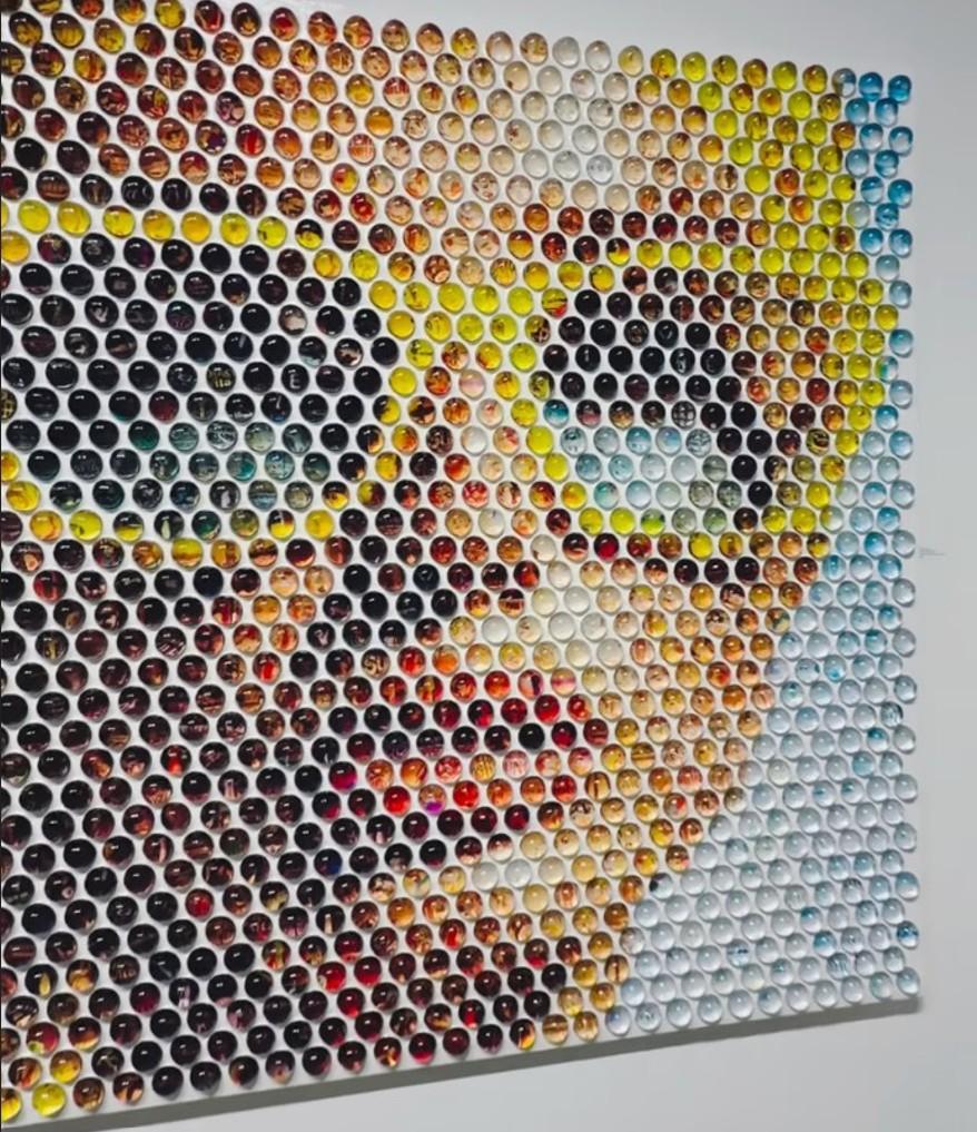 Le fil est enroulé de manière experte autour des ongles encastrés pour créer un magnifique portrait de femme. Ce médium distinct utilise la superposition et les dégradés pour créer une sensation unique de profondeur et de texture.

Dans sa dernière