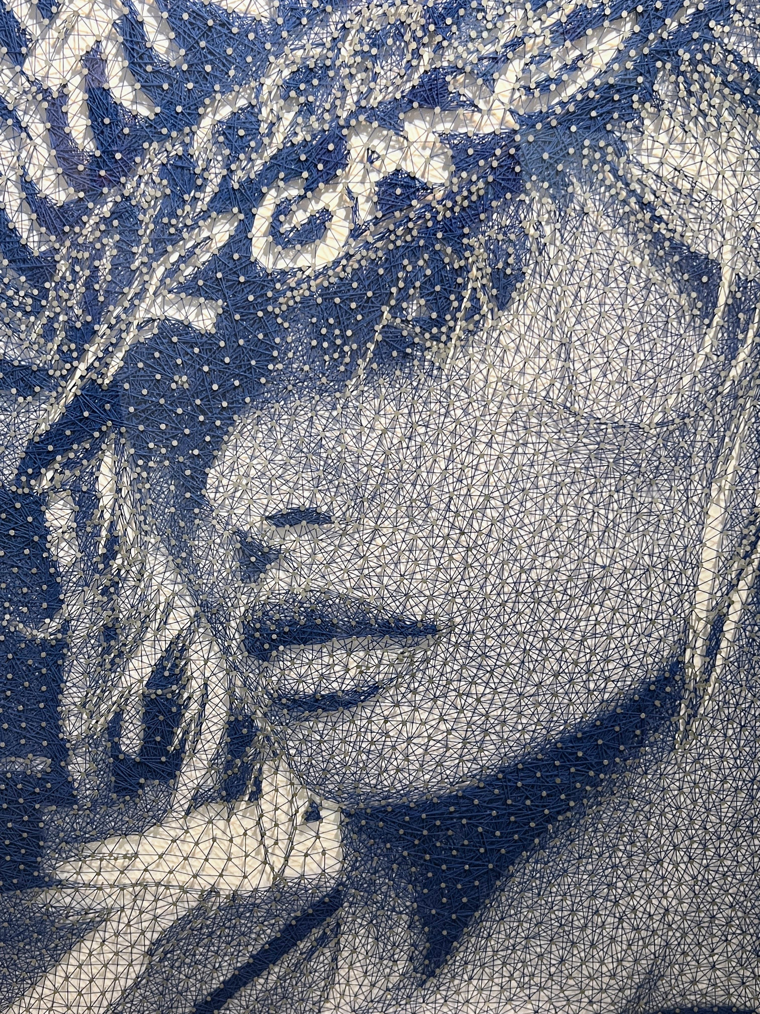 In der neuesten Serie, die von Medien, Popkultur und Film inspiriert ist, hebt Jantzen den Neo-Pointillismus auf die nächste Stufe und verwendet Tausende von Fotografien, Filmstills und anderes gesammeltes Material, das in Glaskugeln eingekapselt