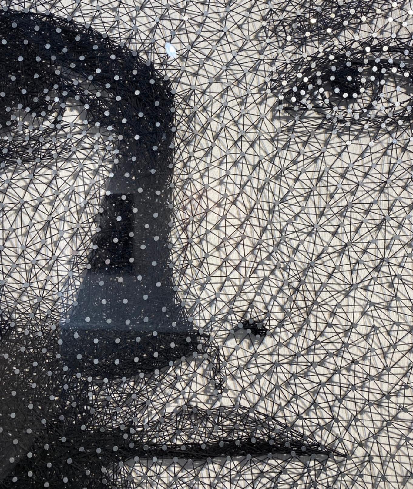 In der neuesten Serie, die von Medien, Popkultur und Film inspiriert ist, hebt Jantzen den Neo-Pointillismus auf die nächste Stufe und verwendet Tausende von Fotografien, Filmstills und anderes gesammeltes Material, das in Glaskugeln eingekapselt