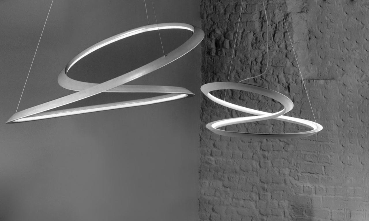 Versione piccola del Kepler. Lampada a sospensione in alluminio estruso verniciato a polvere. Disponibile nelle versioni uplight e downlight in bianco, nero e nella nuova finitura oro. La linea continua è realizzata attraverso un processo
