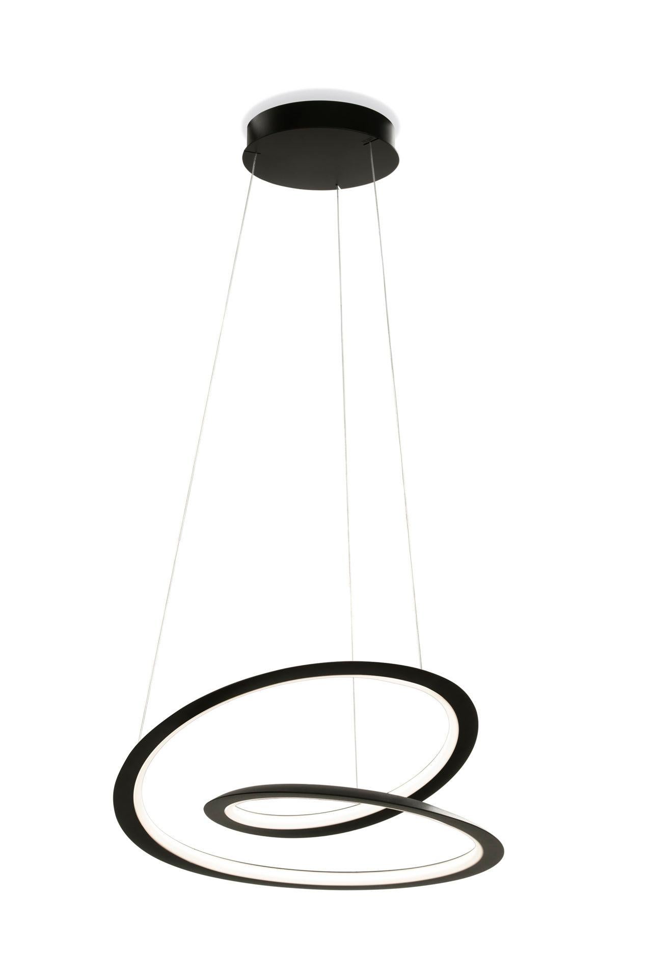 Versione piccola della lampada Keplero, solo con luce discendente. Lampada a sospensione in alluminio estruso verniciato a polvere. Sono disponibili versioni in bianco, nero e nella nuova finitura oro. La linea continua è realizzata attraverso un