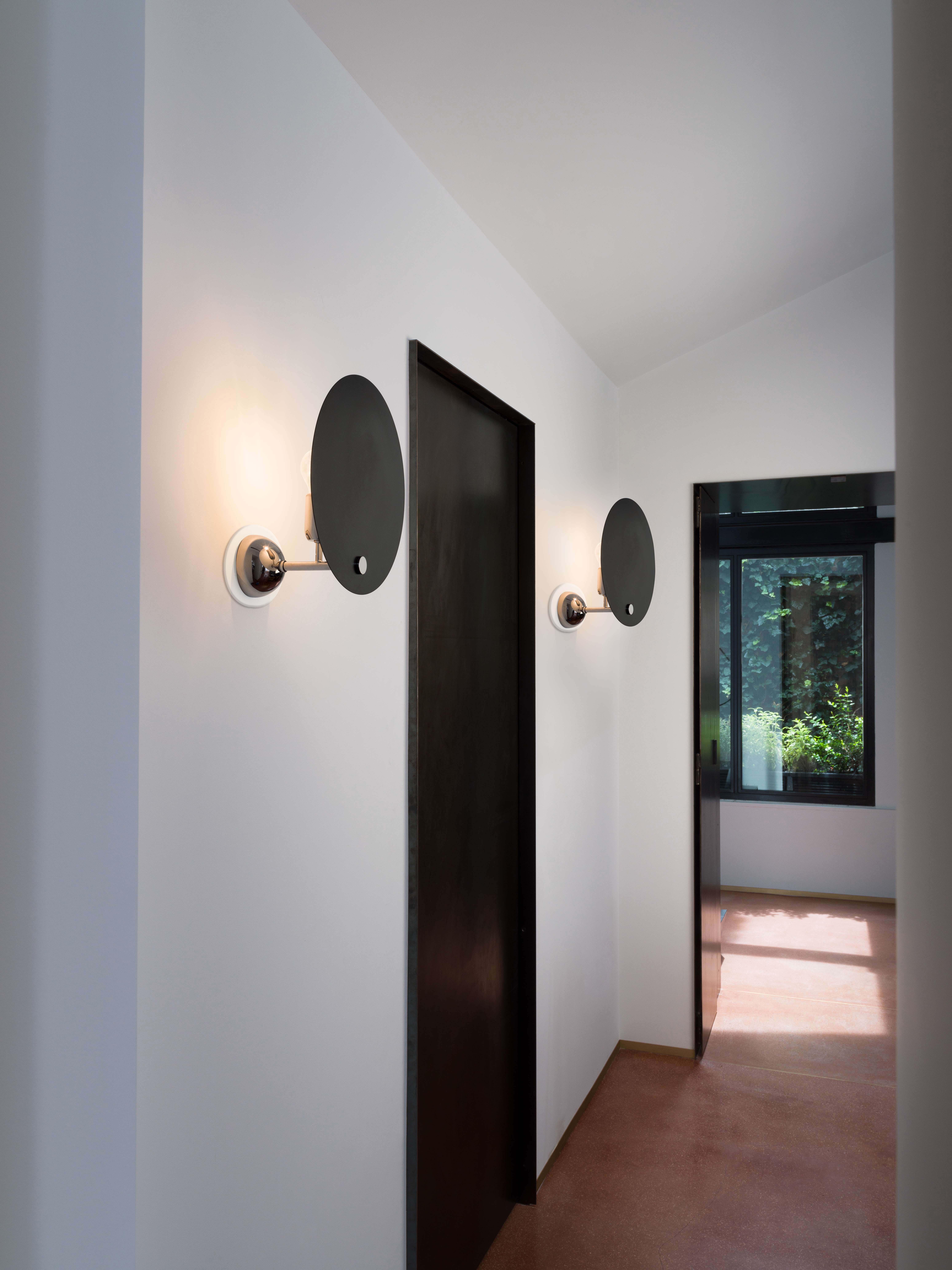 Lámpara de pared Nemo Kuta en cromo/blanco-negro by Vico Magistretti Siglo XXI y contemporáneo en venta
