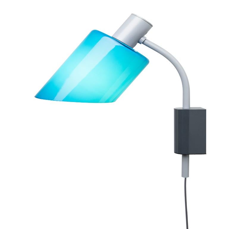 Starting from the necessity of illuminating the faces reflected in the mirror of a cabinet designed for the famous French glassworks Boussois, in 1965 Charlotte Perriand designed the wall-mounted version of the Lampe de Bureau. The body features