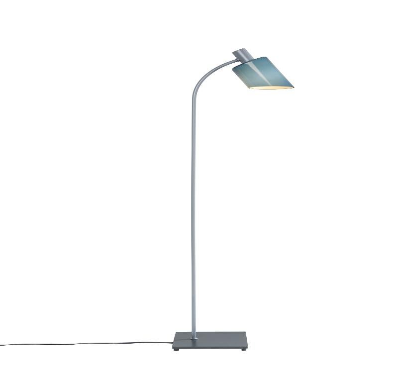 Partant de la nécessité d'éclairer les visages reflétés dans le miroir d'un cabinet conçu pour la célèbre verrerie française Boussois, Charlotte Perriand conçoit en 1965 la version murale de la Lampe de Bureau, transformée ensuite en lampe de table.