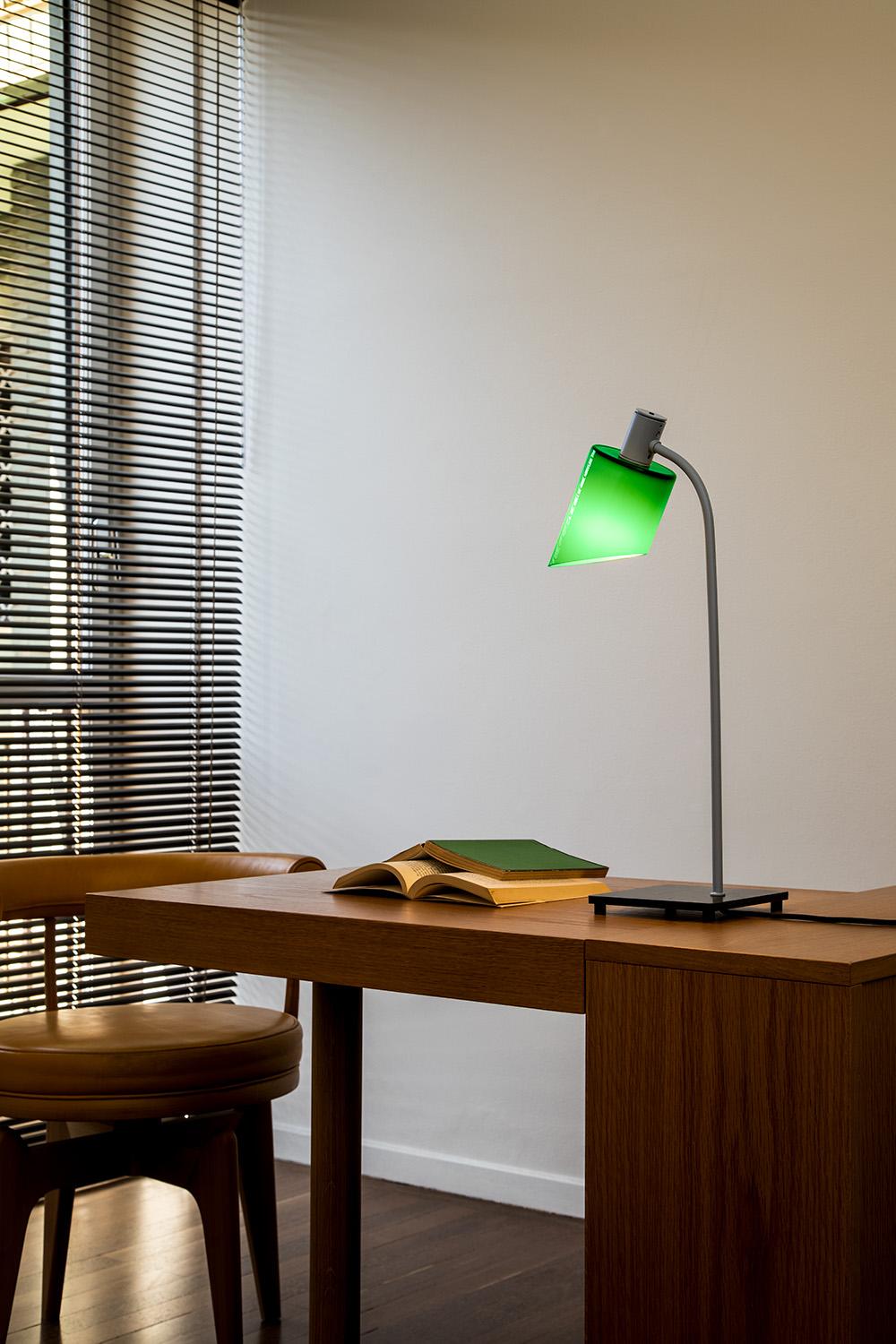 Nemo Lampe de Bureau Tischleuchte E14 in Blau Grau von Charlotte Perriand (Glas) im Angebot