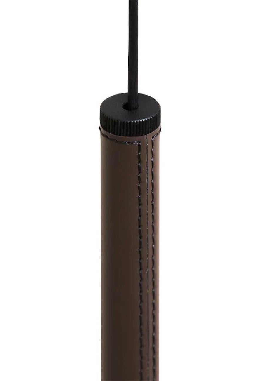El aplique de pared Cisne es un aplique LED regulable con una estructura pintada de negro mate. Tiene un brazo vertical que gira 40°, un brazo horizontal que oscila 180° y una pantalla cilíndrica orientable hasta 60 grados. El Cisne es un aplique