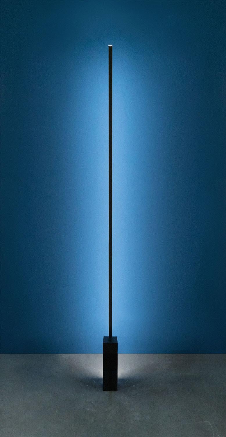 Lámpara de pie con una potencia luminosa lineal eficiente y muy versátil. Estructura de aluminio extruido y difusor de policarbonato blanco opal. La versión de pared en voladizo horizontal se suministra con kit para conexión con controlador remoto.
