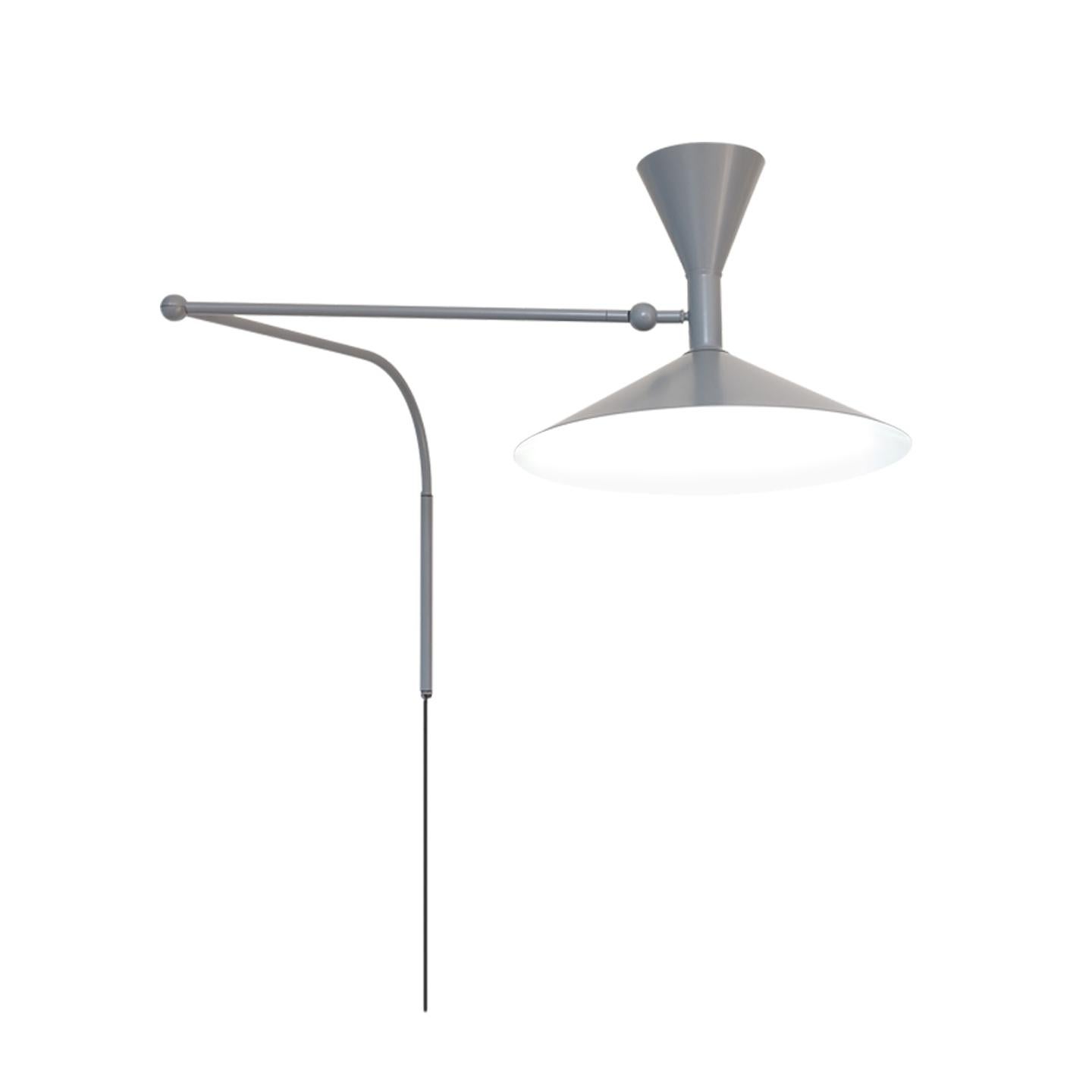 Famiglia di elementi da pavimento, soffitto e parete, efficienti e con una resa luminosa lineare estremamente versatile. Corpo in alluminio estruso e diffusore in policarbonato bianco opale. La versione a parete a sbalzo orizzontale viene fornita