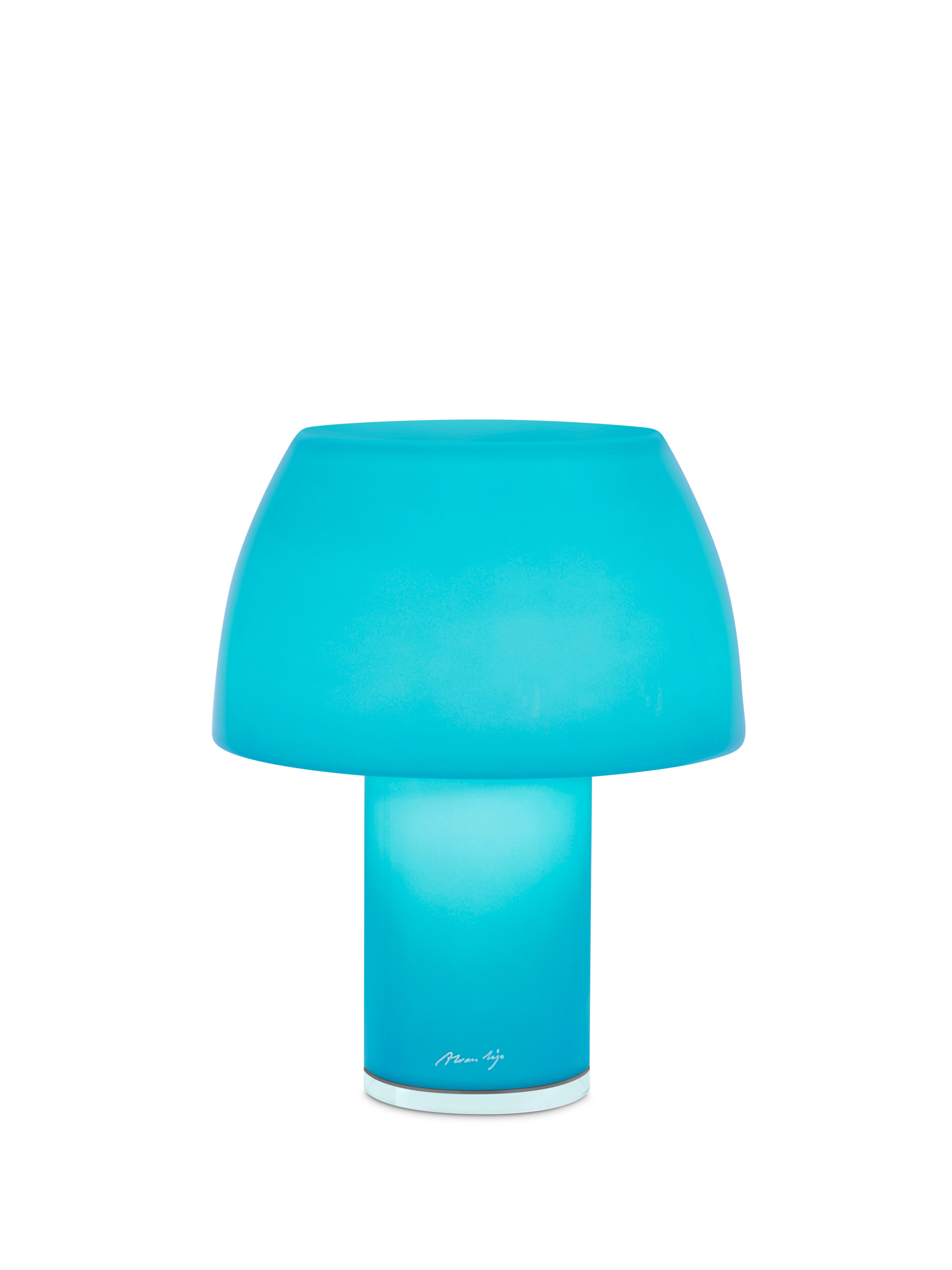 Inspired by a trip by Álvaro Siza to East Timor,
area of a Portuguese colony in East Asia
known as Timor Loro Sae, Lorosae denotes
the place where the sun rises. Through the
translucent glass in different pure and brilliant
finishes, Lorosae battery