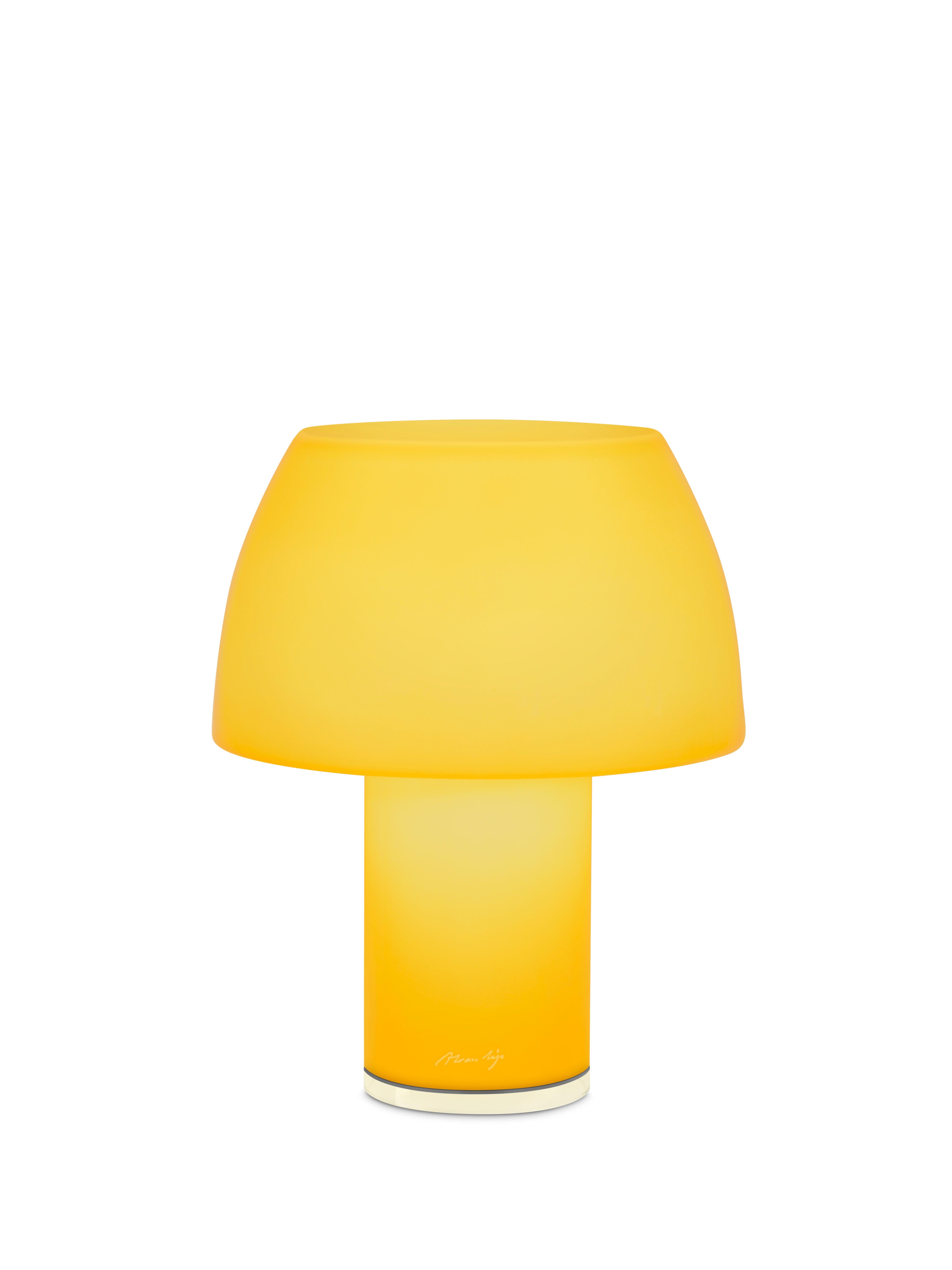 Inspired by a trip by Álvaro Siza to East Timor,
area of a Portuguese colony in East Asia
known as Timor Loro Sae, Lorosae denotes
the place where the sun rises. Through the
translucent glass in different pure and brilliant
finishes, Lorosae battery