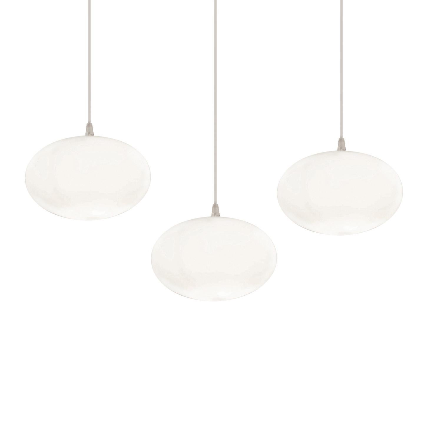 Hängeleuchte mit Diffusor aus mundgeblasenem Opalglas. Transparente Kunststoff-Federbefestigung.

Zusätzliche Informationen:
MATERIAL: Glas 
Farbe & Ausführung: Weiß Chrom
Designjahr: 2003
Glühbirne Anzahl: 1 
Wattleistung: 20W 
Spannung: 120V