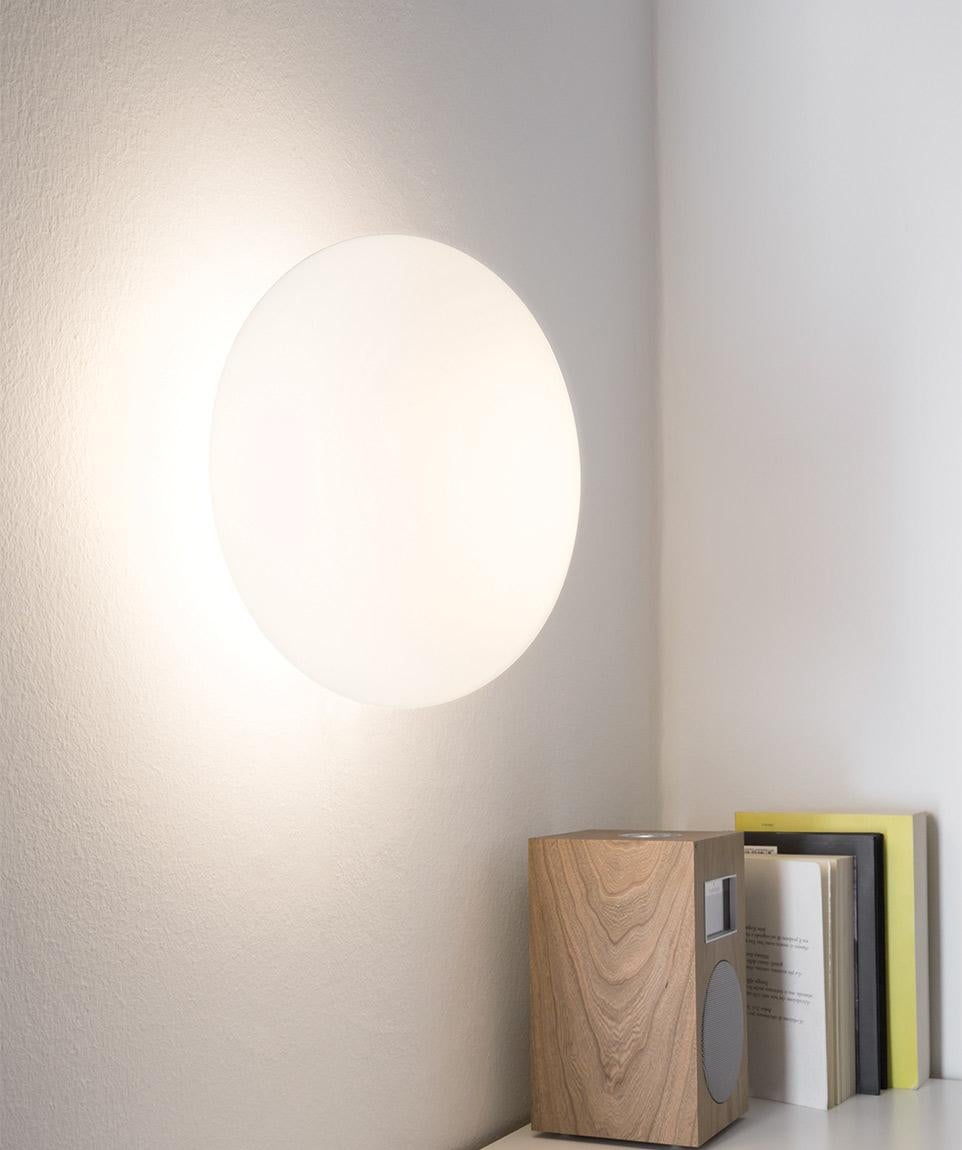 Pendelleuchte und Wand-/Deckenleuchte mit Diffusor aus mundgeblasenem Opalglas. Federhalterung aus transparentem Kunststoff oder verchromte Wandhalterung.

Zusätzliche Informationen:
MATERIAL: Glas, Polymer 
Farbe & Ausführung: Weiß Chrom 
Glühbirne