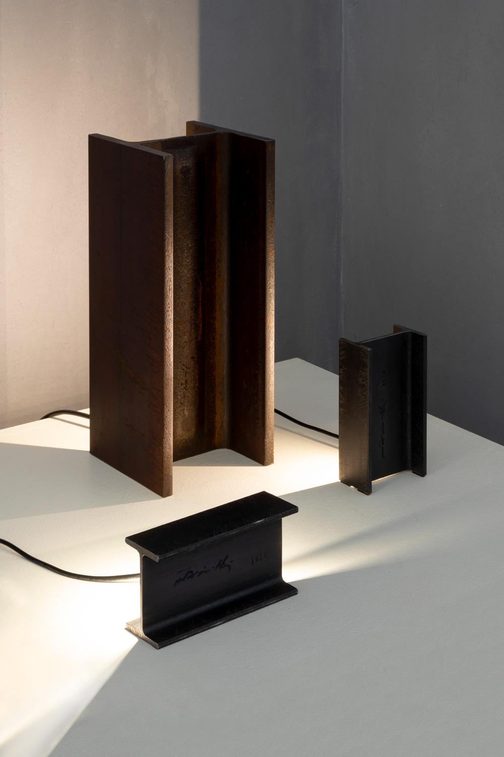 NEMO 'Mais Plus Que... Mini' Tischleuchte aus rohem Metall und Gold - LED 2700K im Zustand „Neu“ im Angebot in Brooklyn, NY