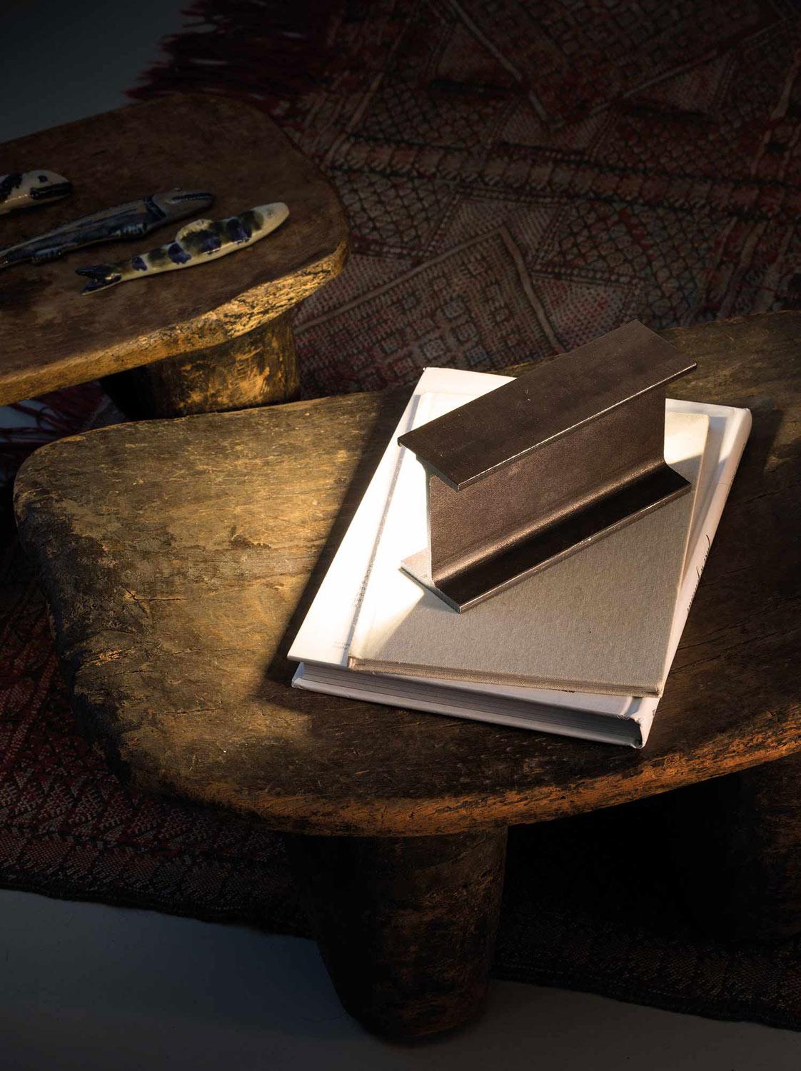 NEMO 'Mais Plus Que... Mini' Tischleuchte aus rohem Metall und Gold - LED 2700K im Angebot 1