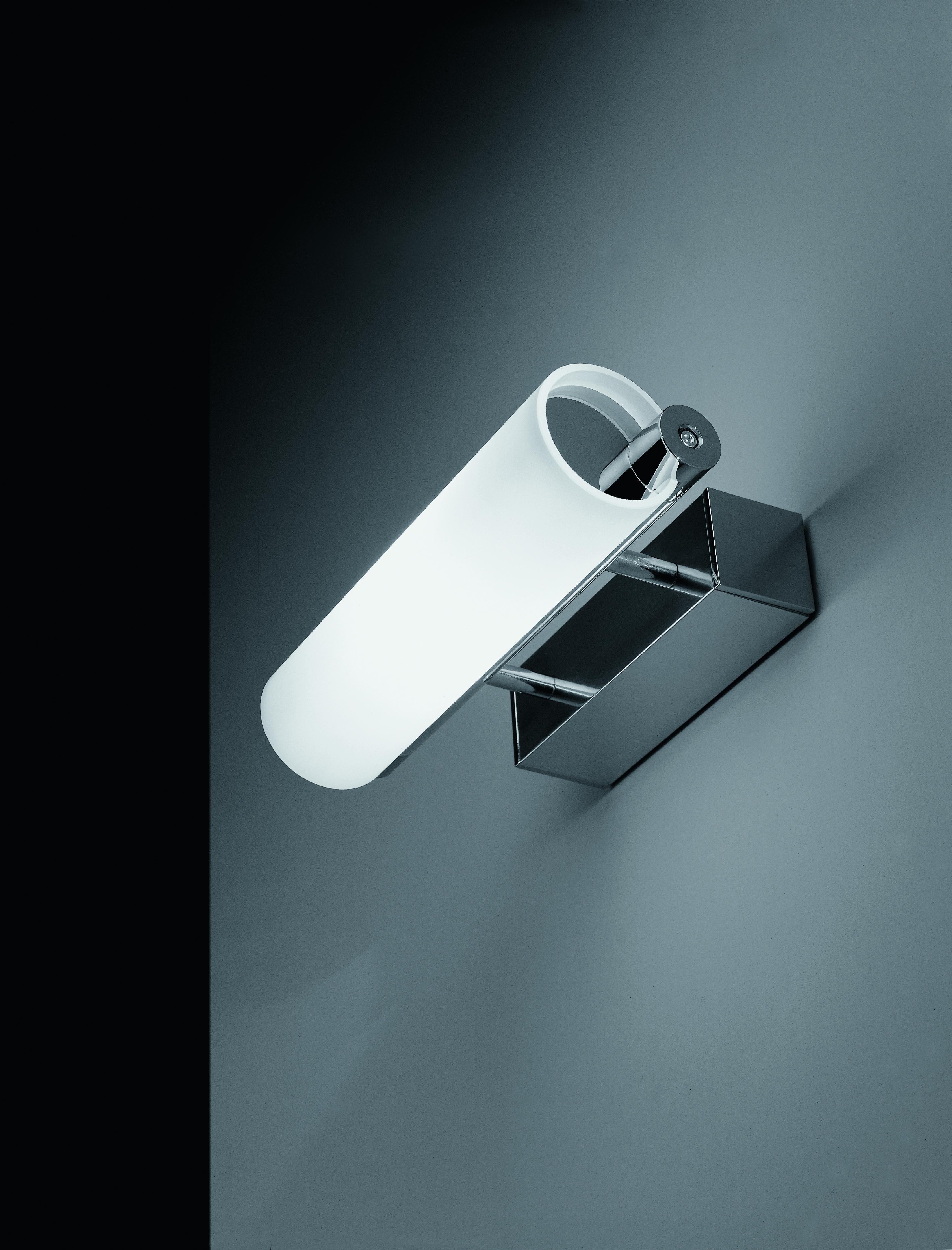 LED- und Halogen-Wandleuchten mit breitem Licht. Röhrenförmiger Diffusor aus sandgestrahltem Pyrex oder aus opalem Metacrylat (LED), montiert auf einer Struktur aus glänzend poliertem Aluminium.

Zusätzliche Informationen:
MATERIAL: Aluminium,