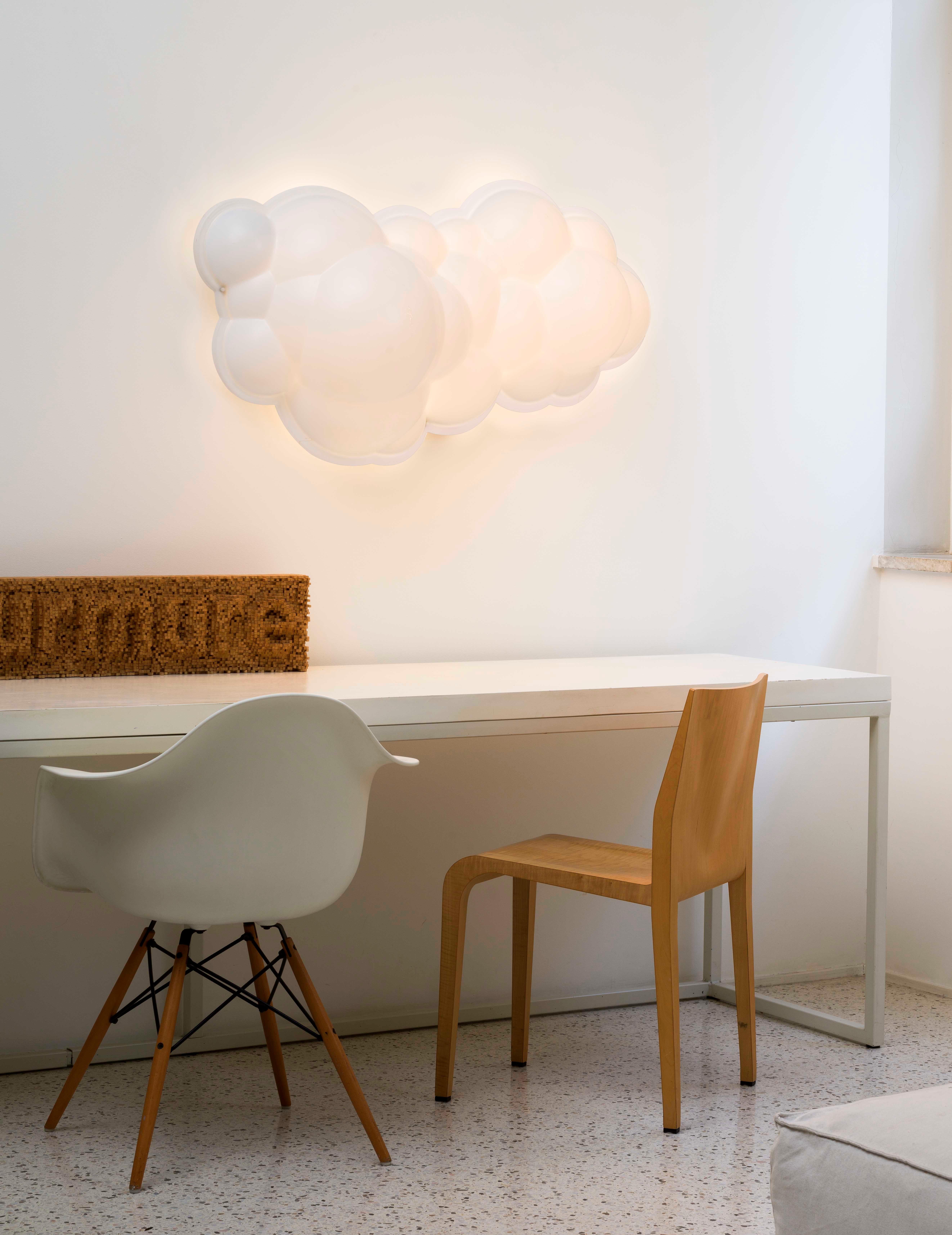 Familie von Pendel- und Wand-/Deckenleuchten mit Struktur aus natürlichem, opalem Polyethylen, hergestellt im Rotationsgussverfahren. Diffuses Licht für eine breite und angenehme Ausstrahlung. Die Hängeversion ist in zwei Größen erhältlich: Nuvola