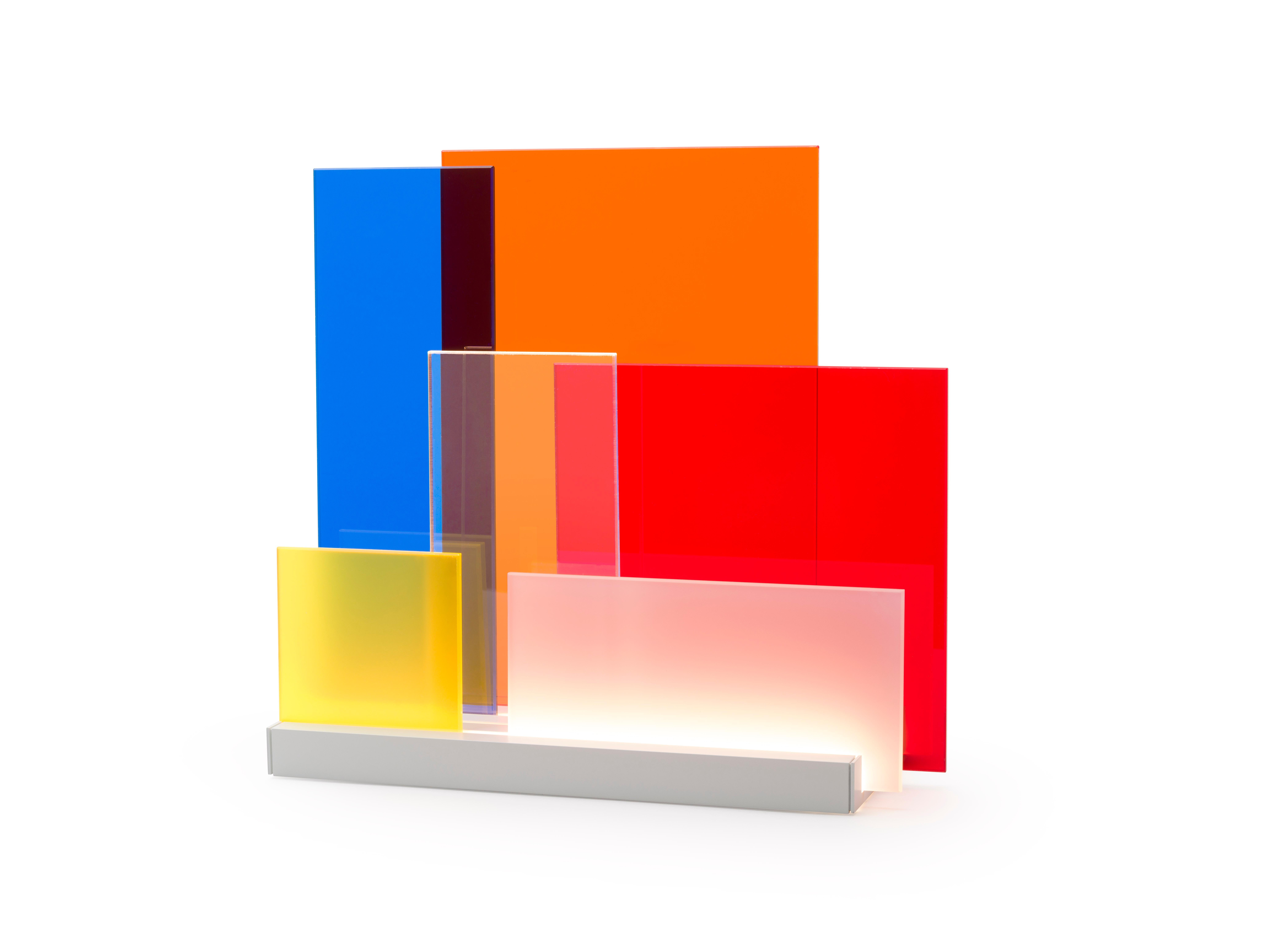 Lampada LED da tavolo con base in alluminio e diffusori in metacrilato. La base è dotata di binari per posizionare liberamente i diversi diffusori e creare infinite configurazioni di luce e trasparenza. Disponibile in due versioni, base verniciata