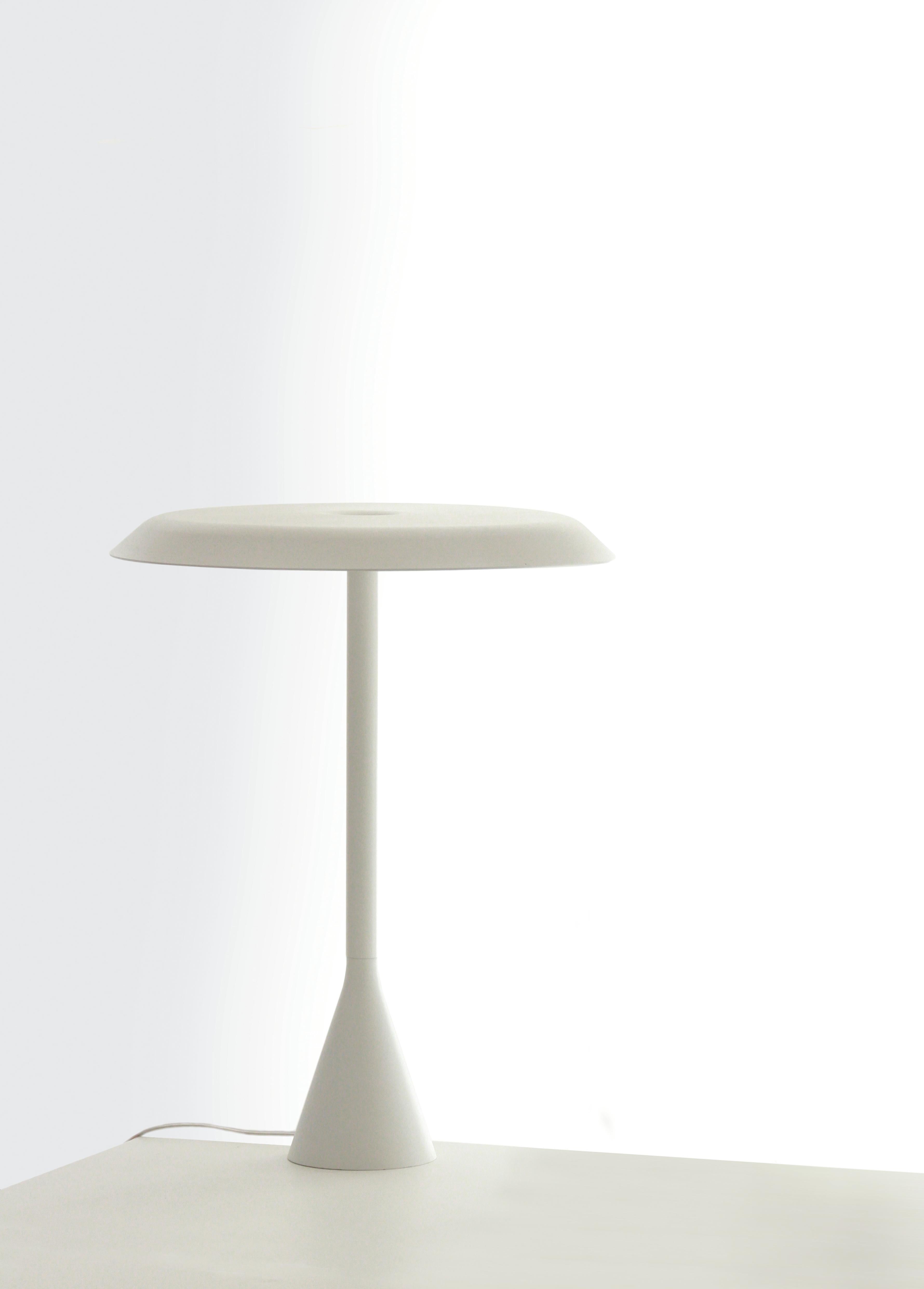 Tischlampen mit LED-Quellen für diffuses Licht. Sie ist aus Aluminium gefertigt und mit einem blendfreien Polycarbonat-Reflektor ausgestattet, der sowohl für den privaten als auch für den beruflichen Bereich geeignet ist.
 Erhältlich in mattweißer