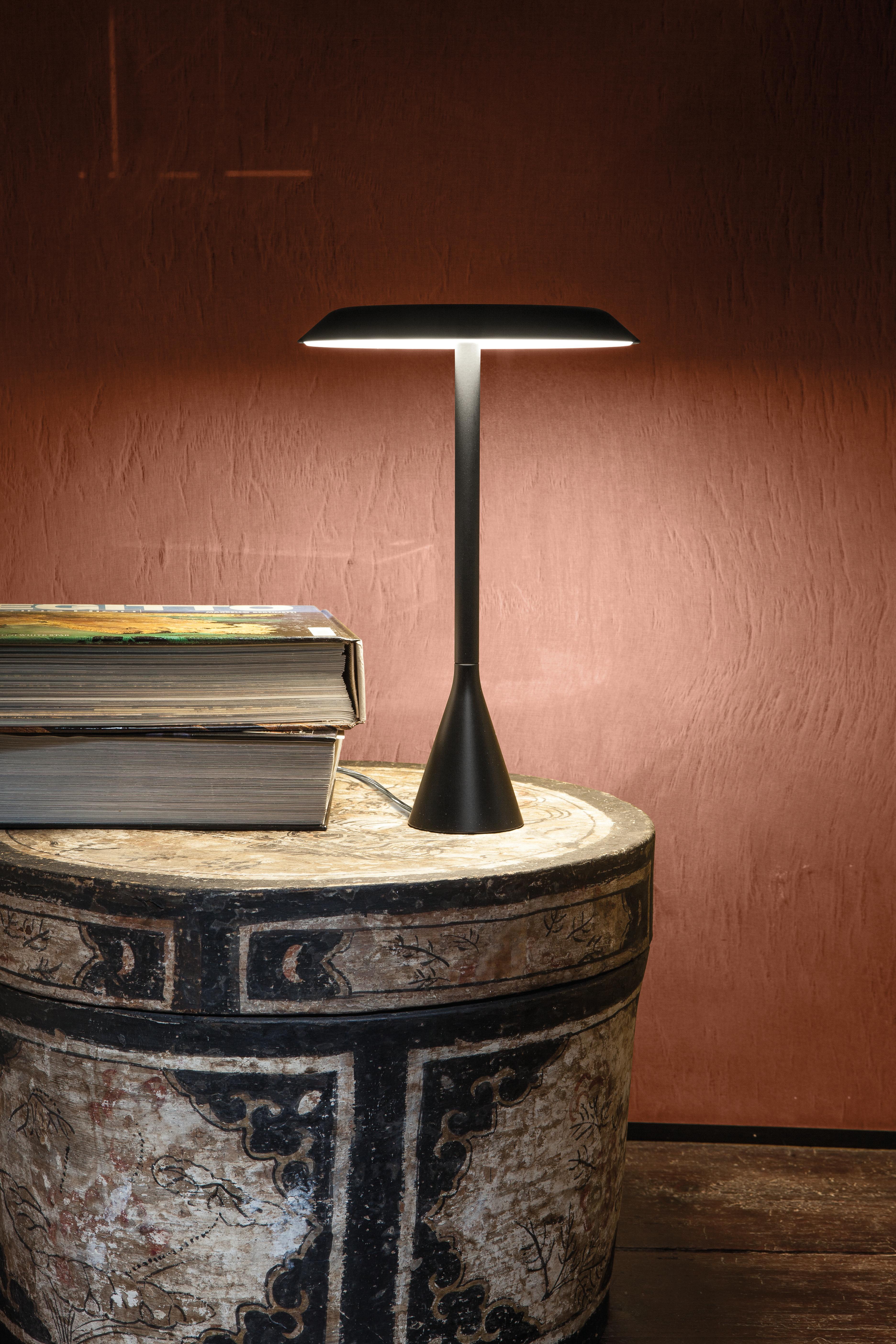 Tischlampen mit LED-Quellen für diffuses Licht. Sie ist aus Aluminium gefertigt und mit einem blendfreien Polycarbonat-Reflektor ausgestattet, der sowohl für den privaten als auch für den beruflichen Bereich geeignet ist.
 Erhältlich in mattweißer